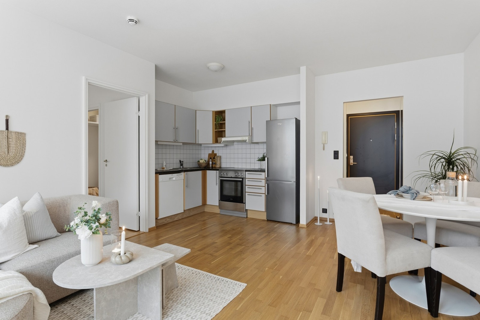 Hyggelig stue med plass til spisebord og sofahjørne. Galleribilde