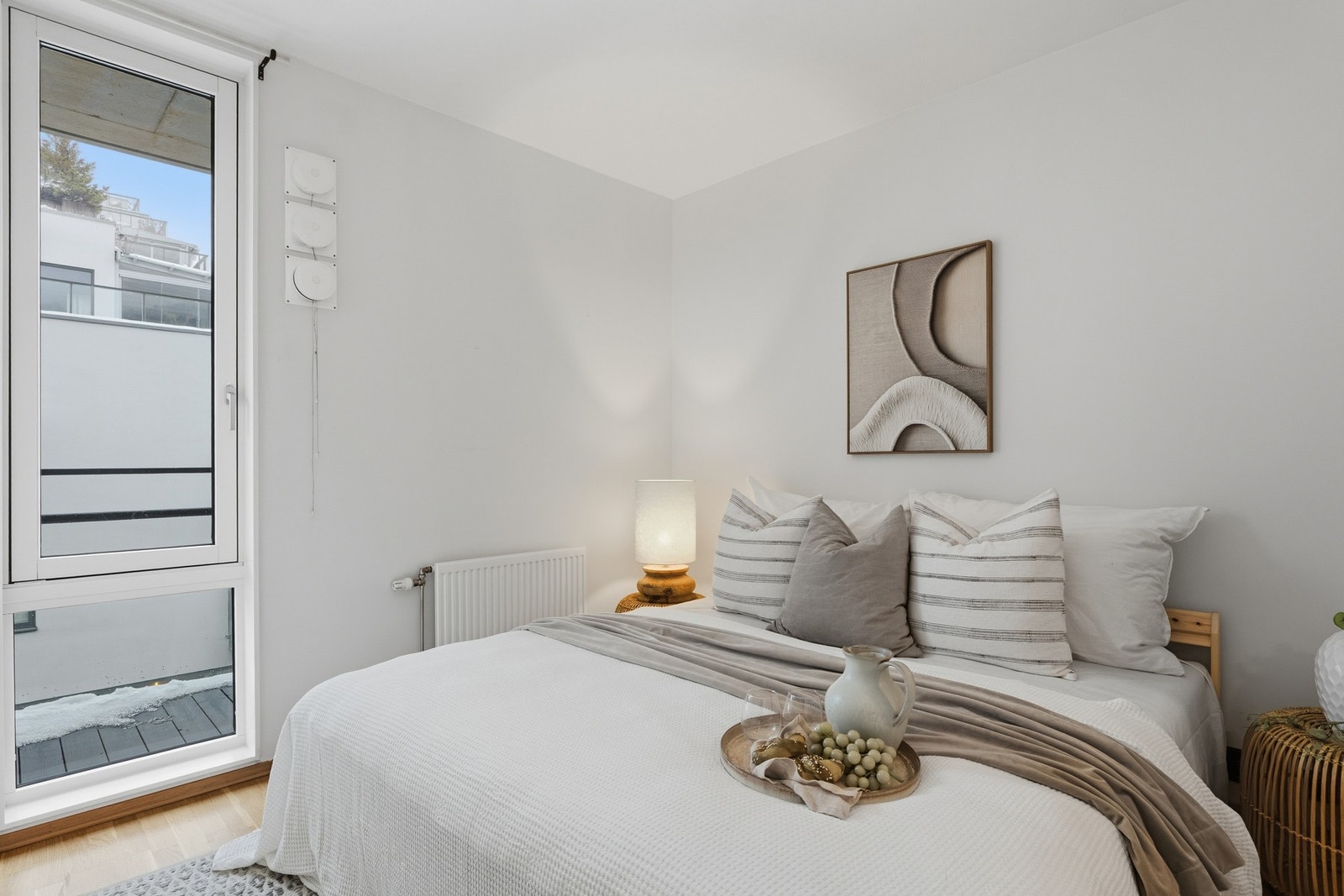 Romslig soverom ned vindu fra gulv til tak. Galleribilde