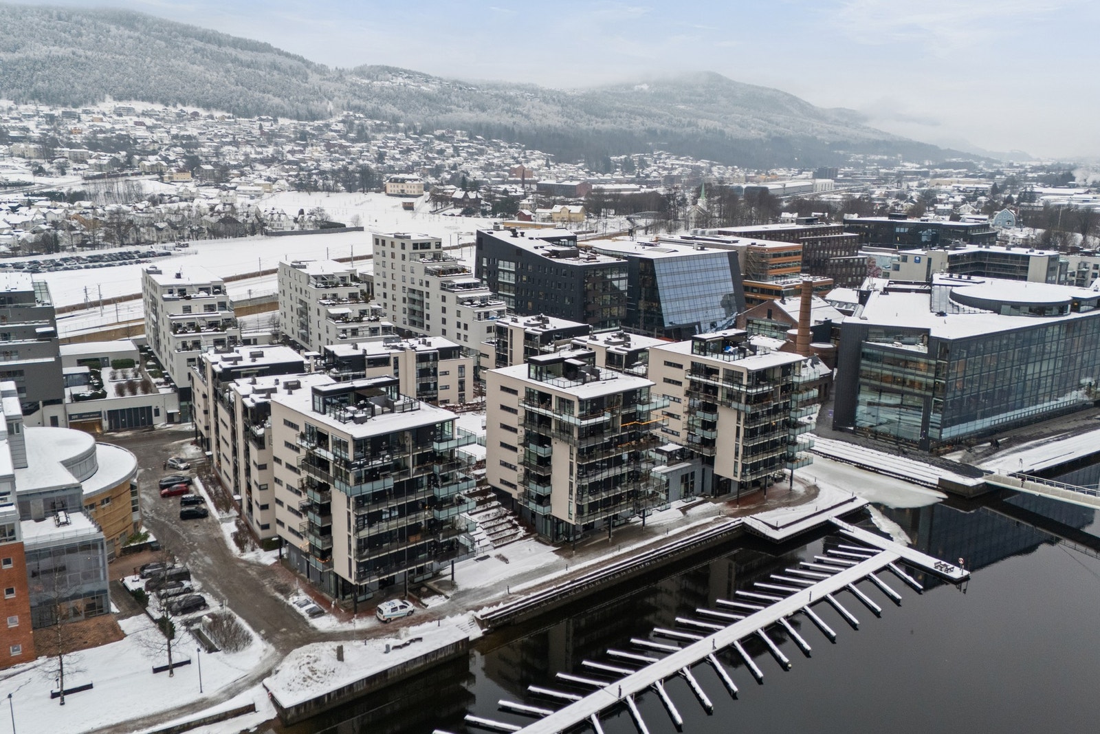 Pollenkvartalet er et kombinasjonsbygg med bolig og næring, og består av 143 leiligheter fordelt på 6 bygg. Galleribilde