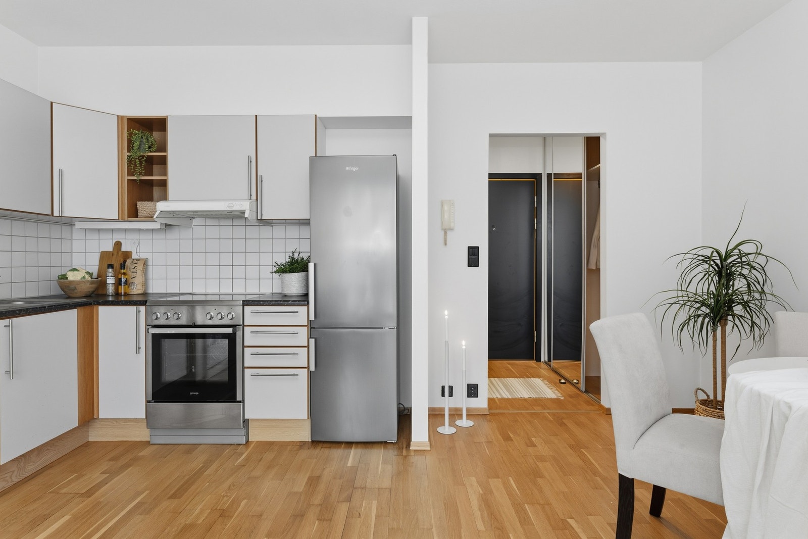 Åpen kjøkkenløsning med hvitevarer som medfølger. Galleribilde