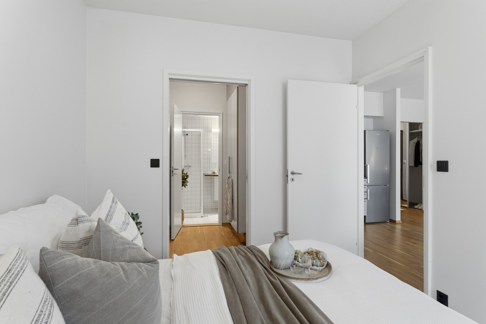 Adkomst til bad fra soverom via walk in closet. Galleribilde