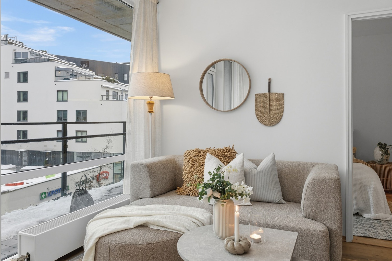 Leiligheten ligger 8 minutters gangavstand fra Drammen stasjon med cafe og resturant i samme bygg, samt Meny, vinmonopol og apotek i nabobygget. Galleribilde