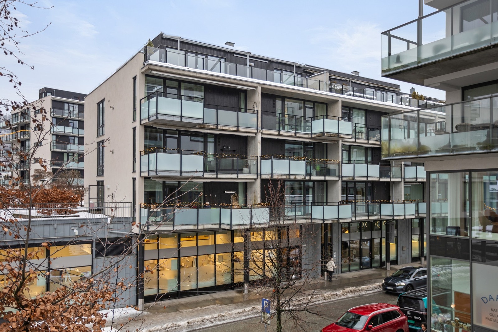 Leiligheten ligger i byggets fjerde etasje. Det er ikke overbyggetbalkong, så man får helt klart følelsen av å ligge i toppetasjen. Galleribilde