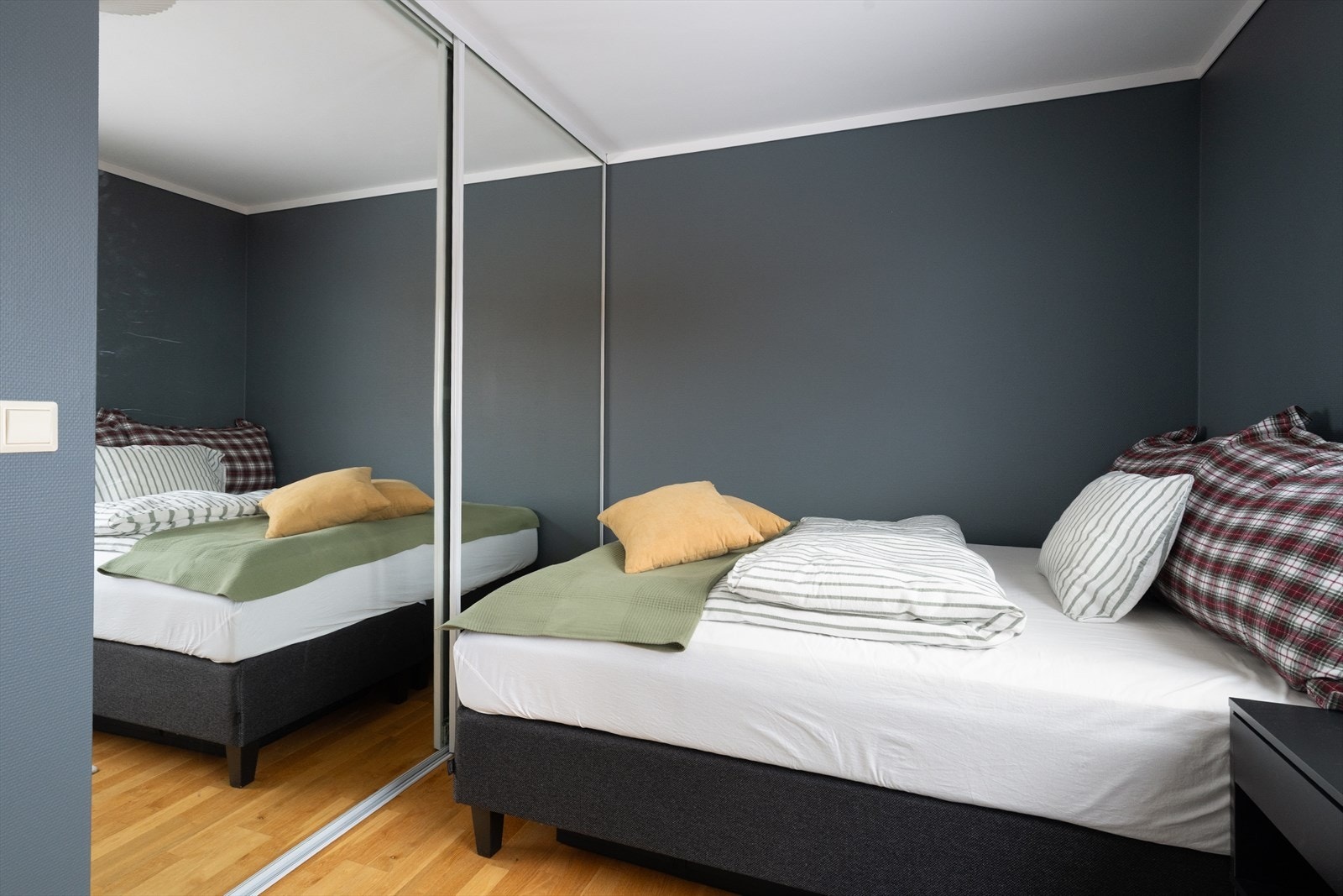 På soverom 2 er det dobbel skyvedørsgarderobe med speildører. Galleribilde