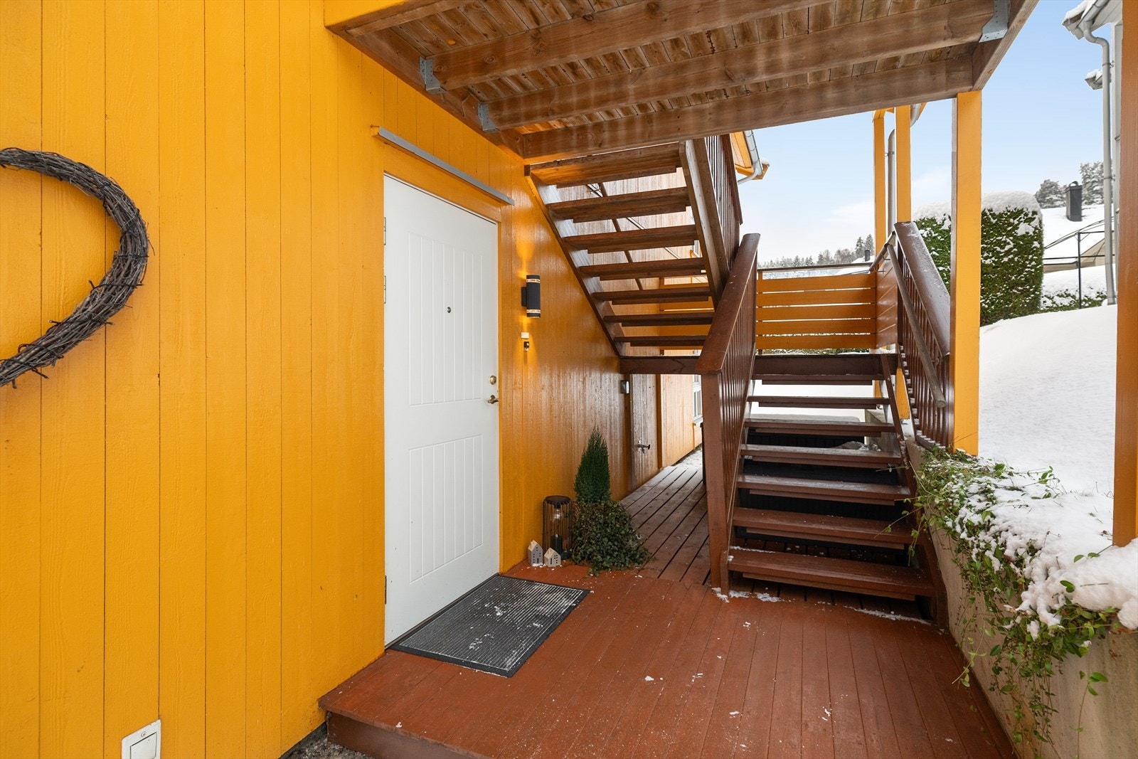 Enkel adkomst til leiligheten som ligger fint til i 1. etasje med alt på et plan, via hyggelig overbygget inngangsparti. Galleribilde