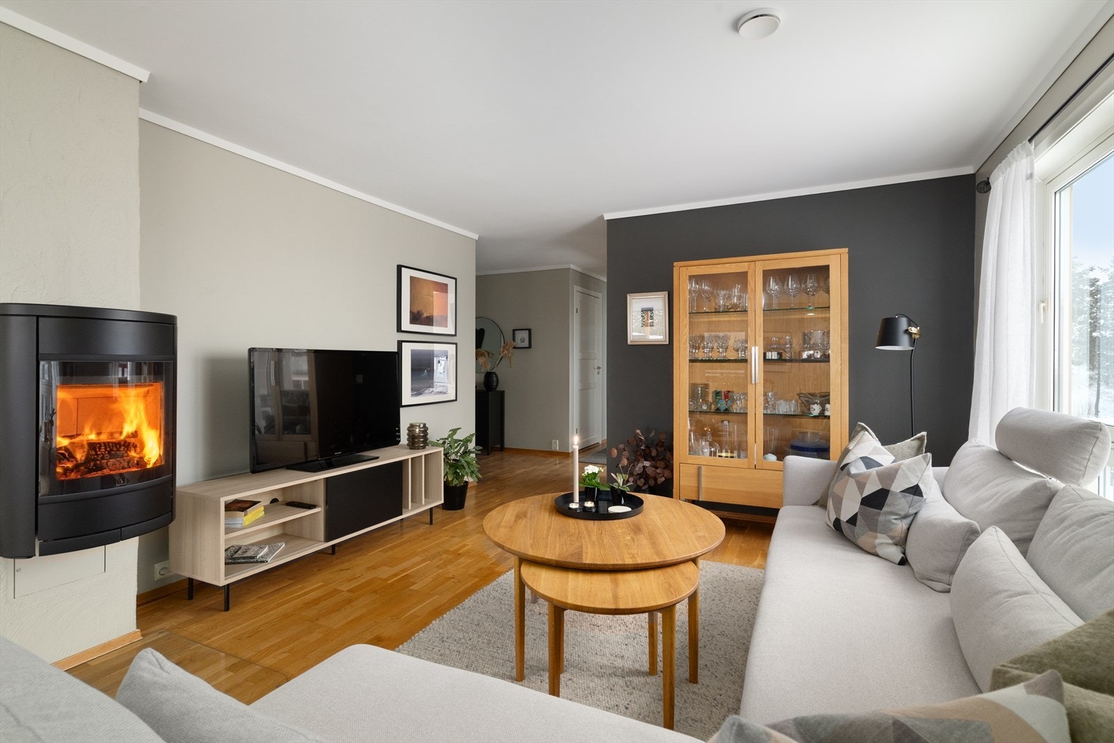 Det er installert kabel-tv og internett som er inkludert i de oppgitte felleskostnadene. Galleribilde