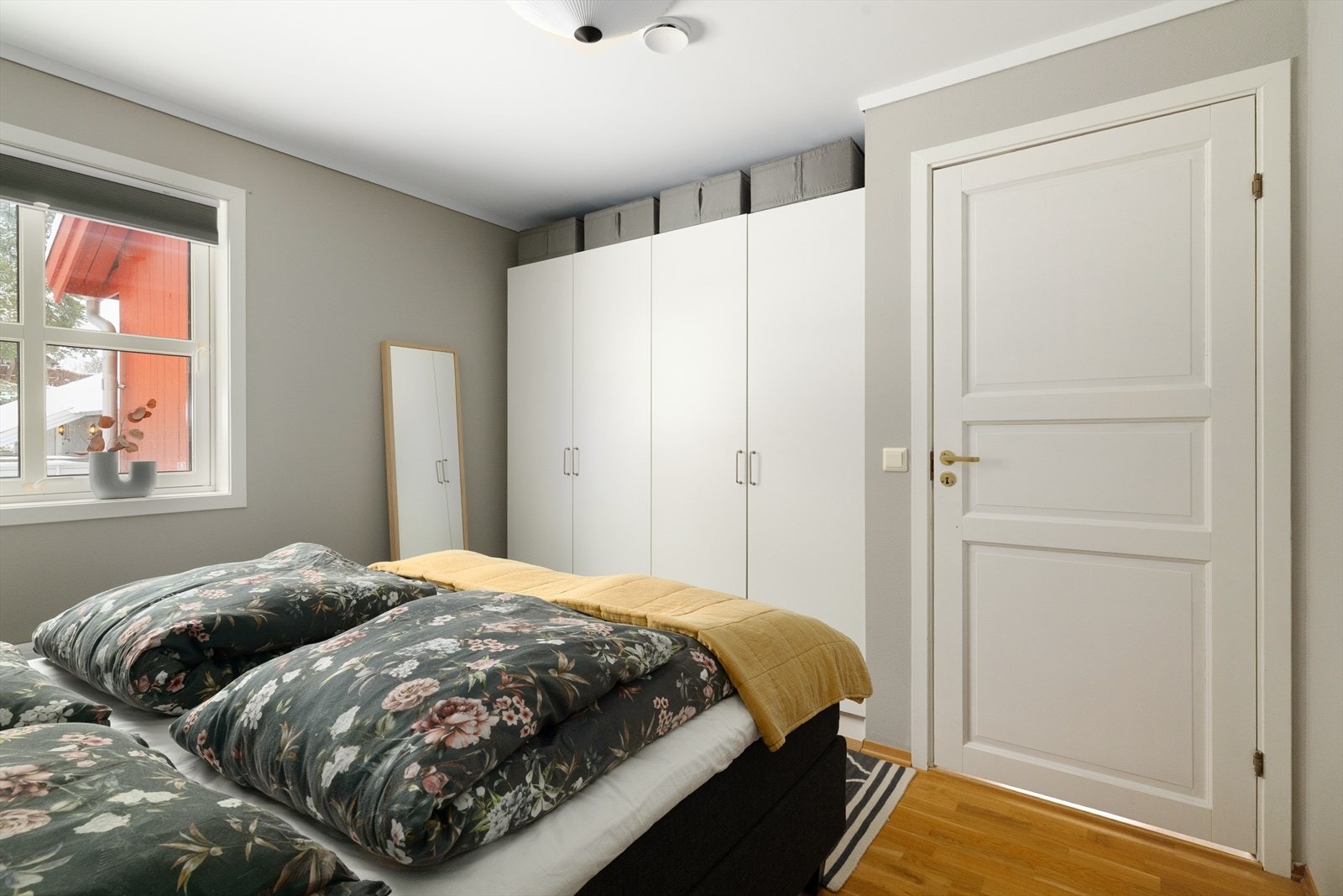 Her er det også god oppbevaringsplass i garderobeskapet. Galleribilde