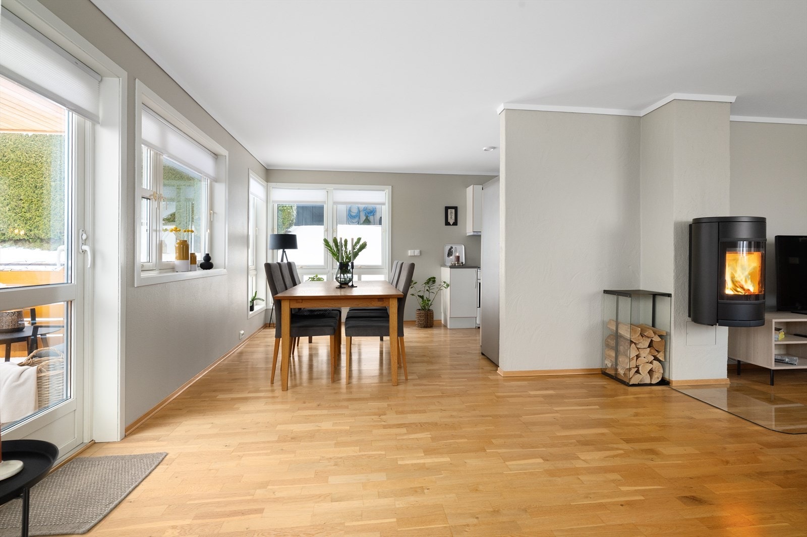 Inntil kjøkkenet er det en hyggelig og sosial spiseplass. Galleribilde