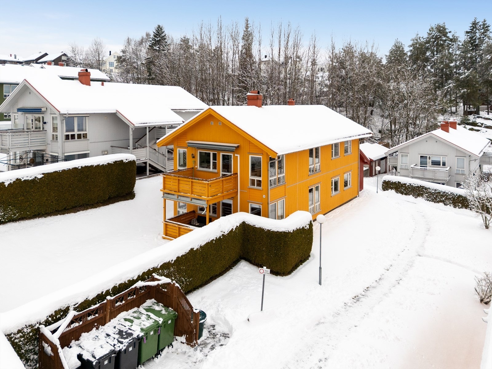 Borettslagets tomt er ellers pent opparbeidet med asfalterte gangveier til felles parkeringsplass og garasjer, hvor det for denne boligen medfølger garasje i felles garasjeanlegg. Galleribilde