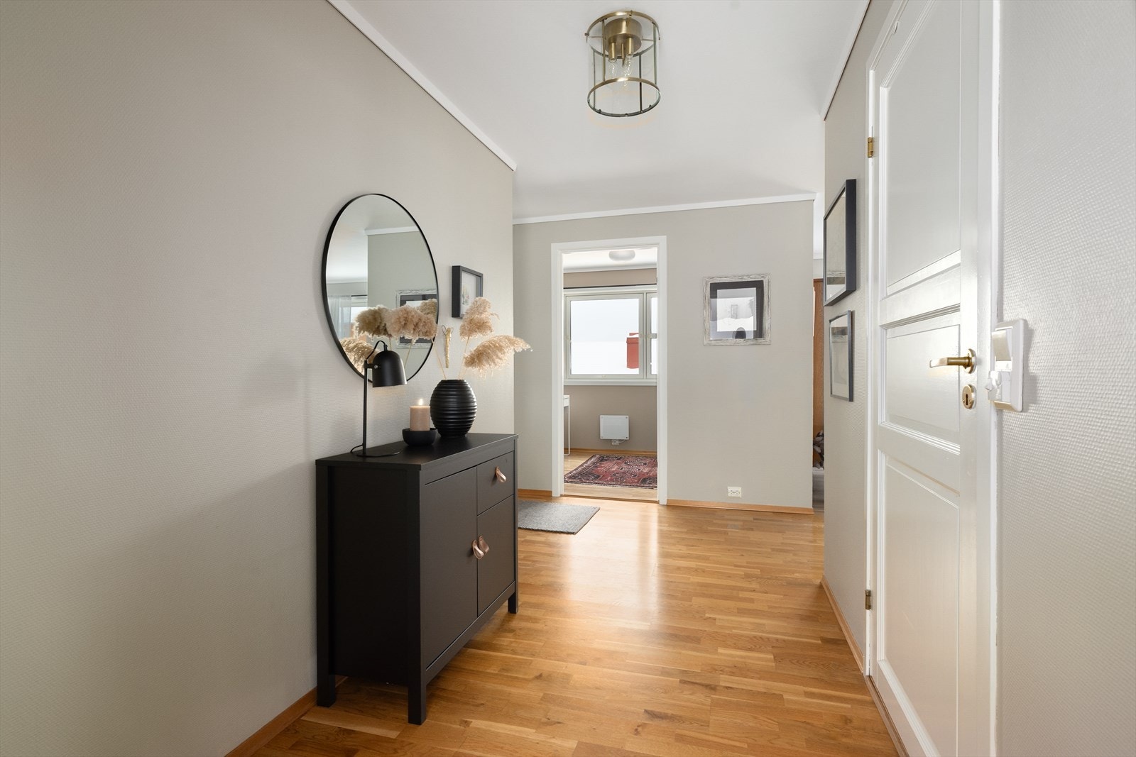 Gangarealet har parkettgulv med varmekabler som går videre inn i boligen og gir en fin helhet. Galleribilde