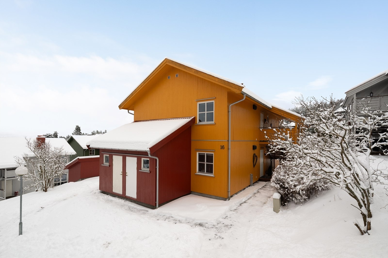 Tilliggende boligen er det oppført utvendige boder, med en bodplass til hver leilighet. Galleribilde