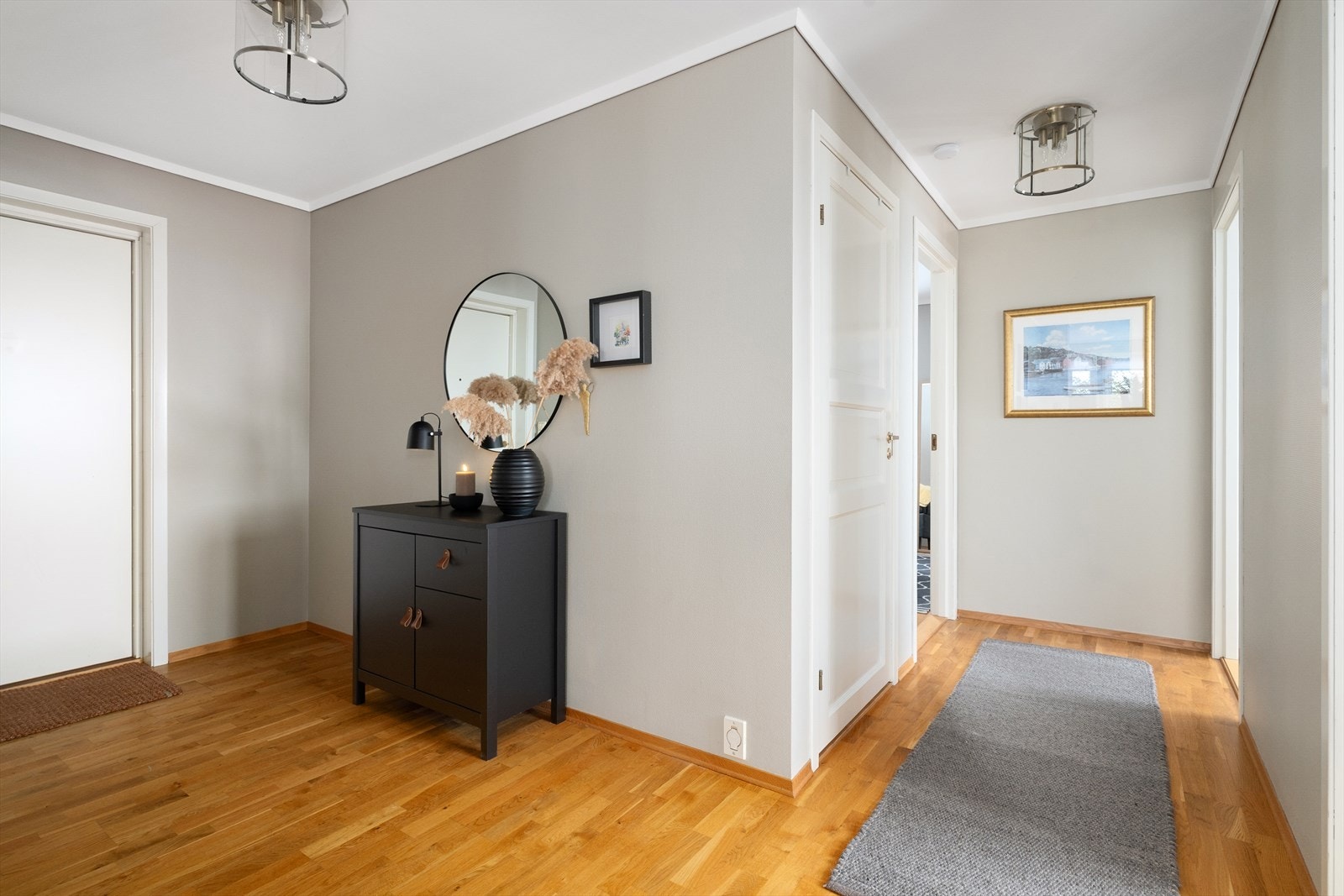 Inntil entrèen ligger badet, og i soveromsgangen er det adkomst til innvendig bodplass. Galleribilde