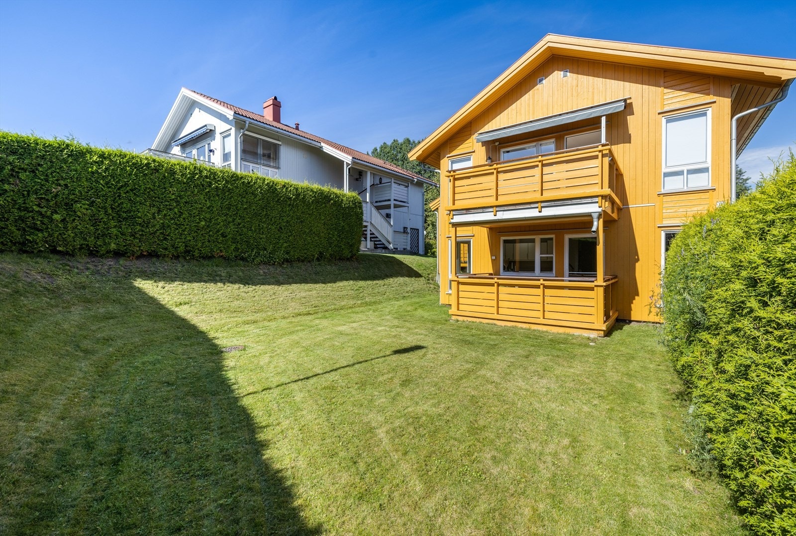 Området er rolig og barnevennlig, og fra det populære boligområdet er det gangavstand til skoler, barnehager og dagligvarebutikk. Galleribilde