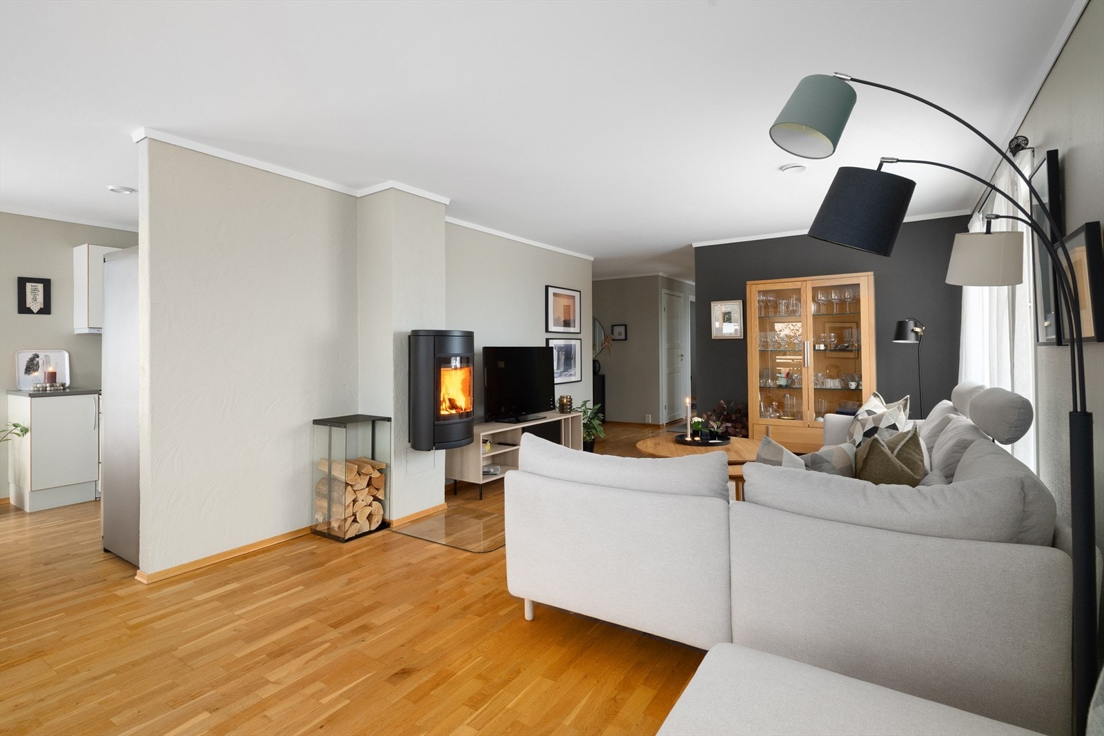 Sentralt i stua er det installert flott, ny veggmontert vedovn i 2024, utført av Peisovnspesialisten AS. Stua har for øvrig også gulvvarme. Galleribilde