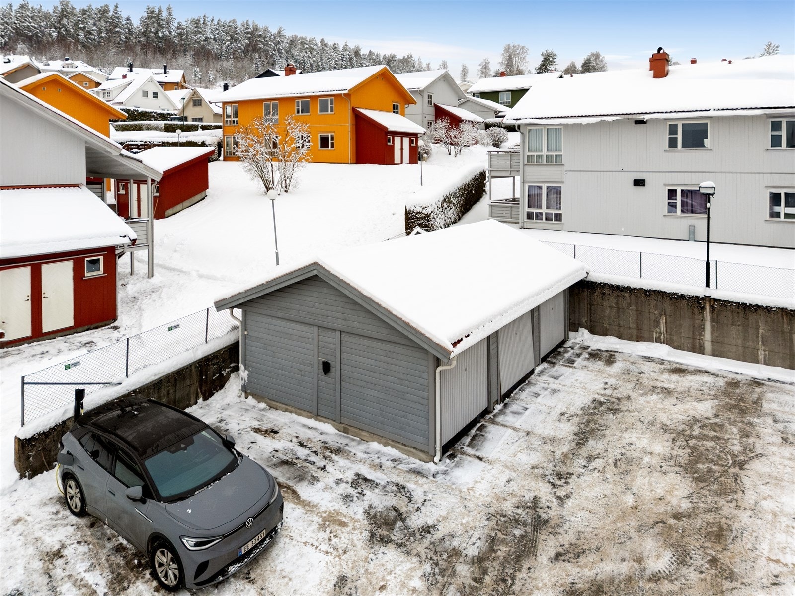 Parkering i garasje i felles garasjeanlegg rett på nedsiden av boligen. Galleribilde