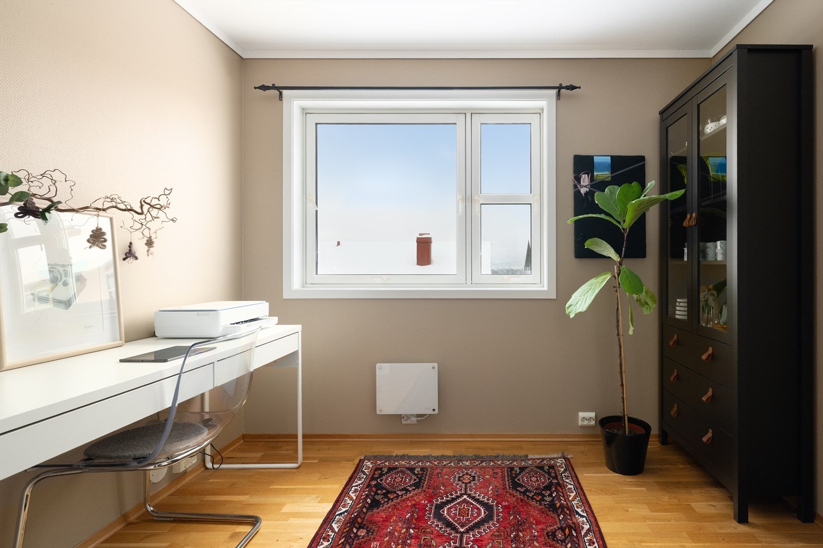 Et av soverommene benyttes i dag som kontor. Galleribilde