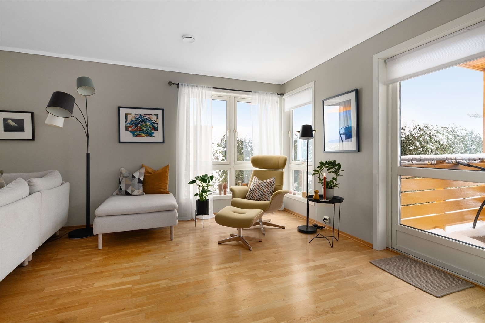 De store vindusflatene som går nesten fra gulv til tak tilfører rikelig med dagslys. Galleribilde