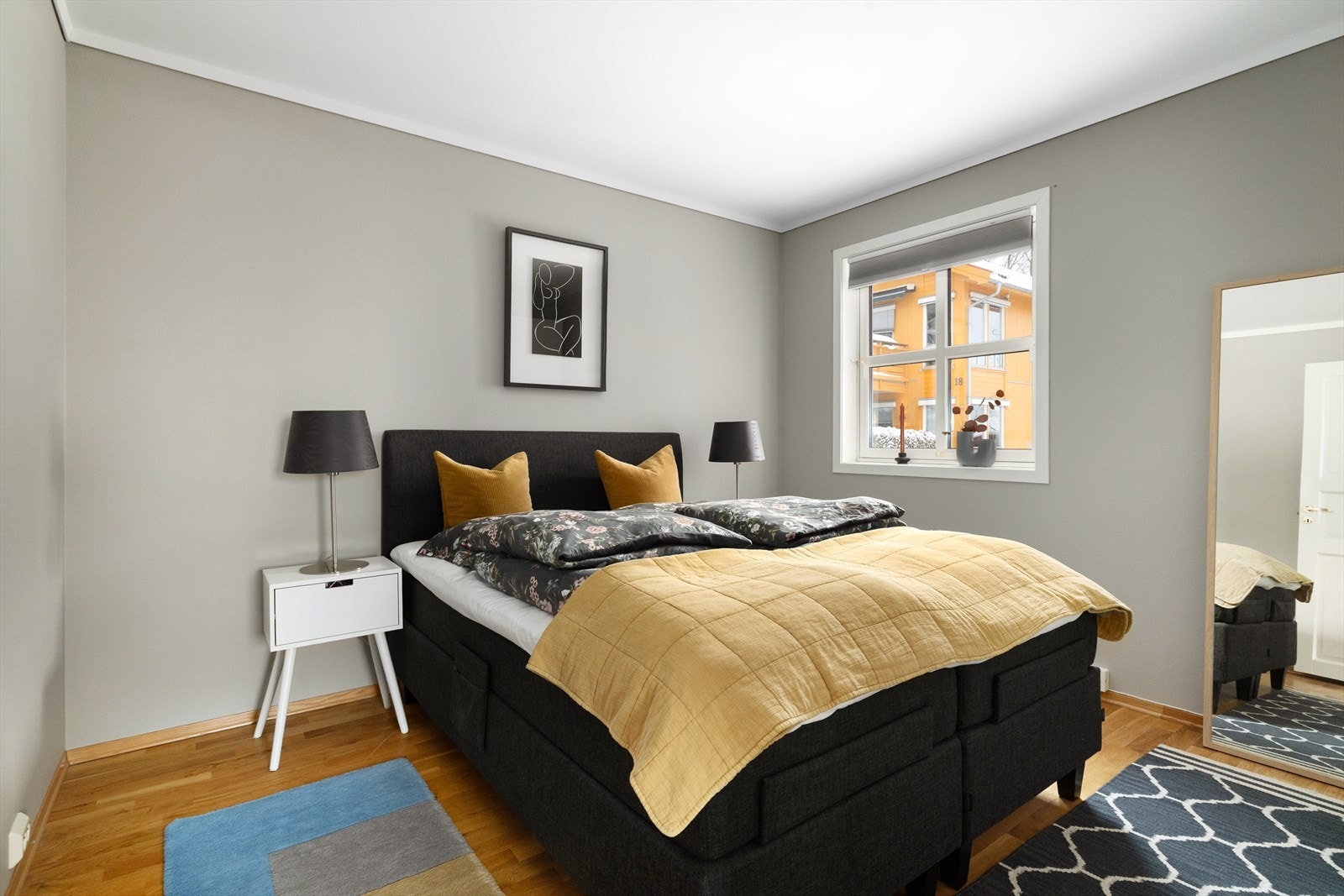 Leiligheten har tre gode soverom, hvor hovedsoverommet har god plass til dobbeltseng og nattbord. Galleribilde