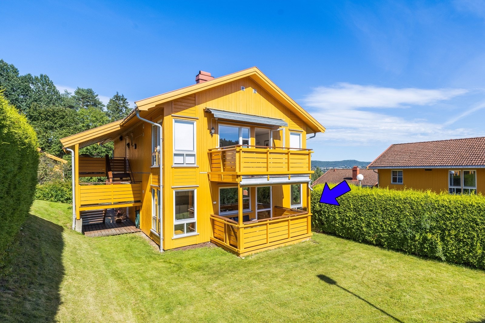 Leiligheten har en solrik overbygget veranda mot sydvest som ligger fint skjermet for innsyn. Galleribilde