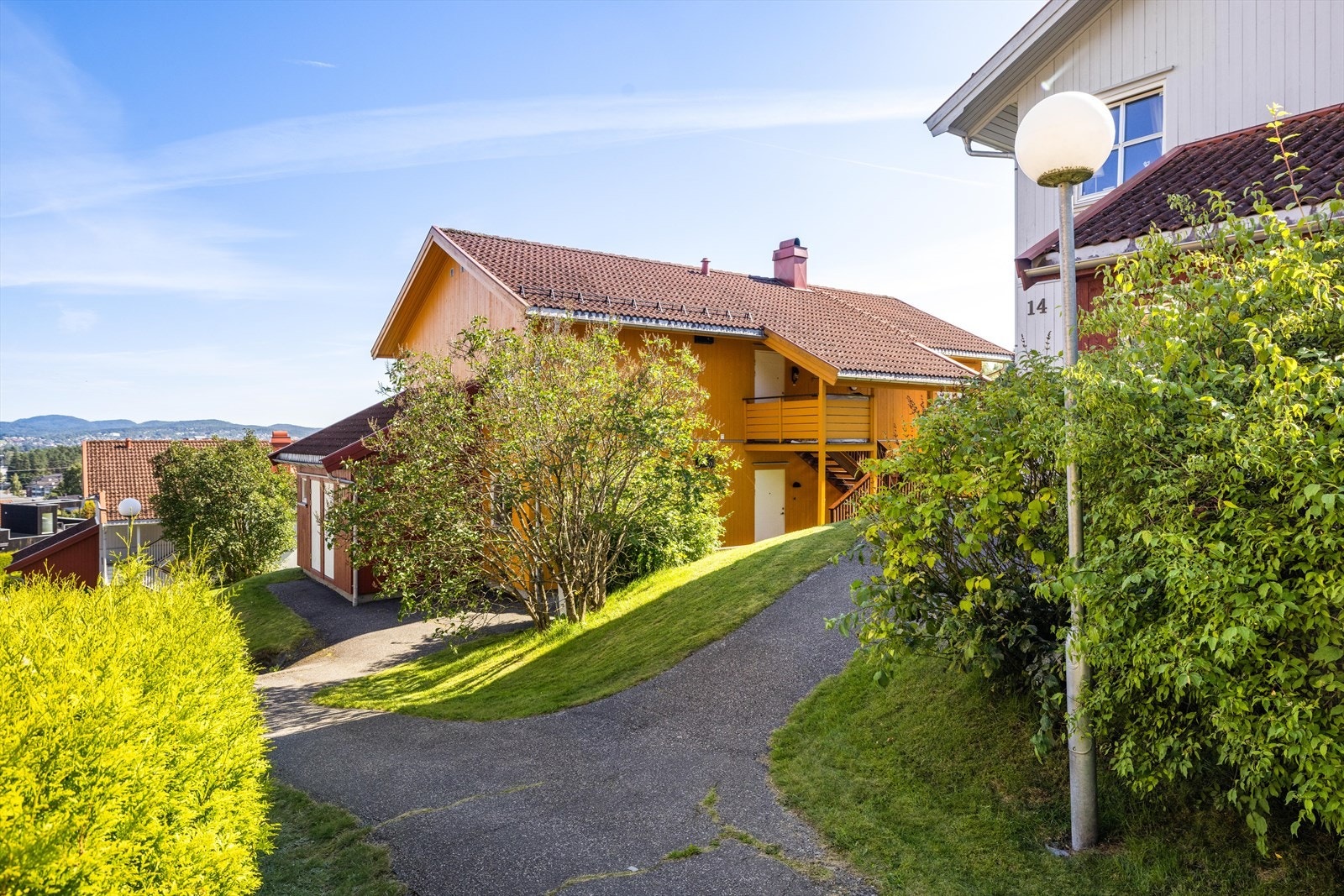 Borettslagets tomt er ellers pent opparbeidet med asfalterte gangveier til felles parkeringsplass og garasjer. Galleribilde