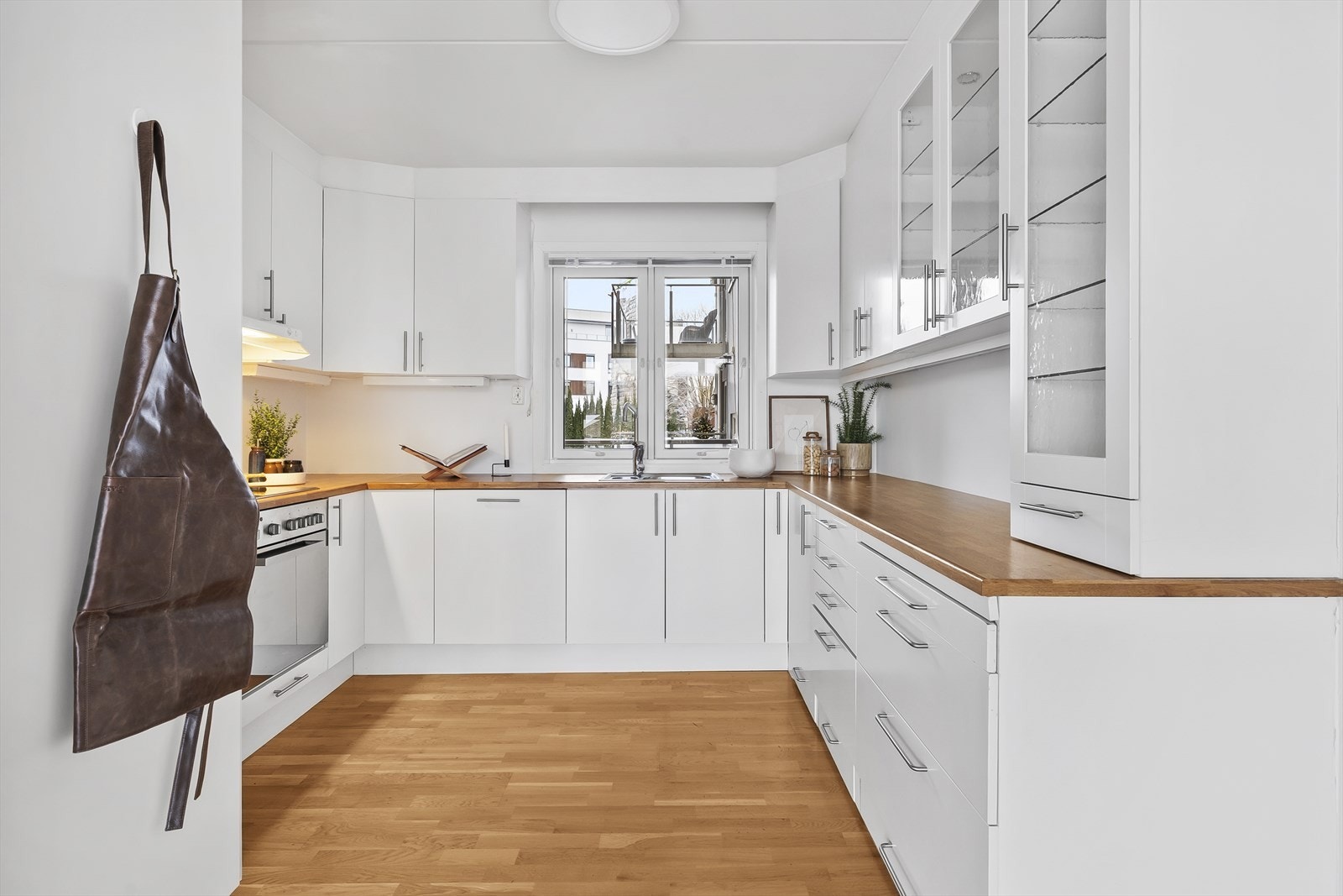 Tidløst kjøkken med hvite, slette fronter og laminert benkeplate Galleribilde