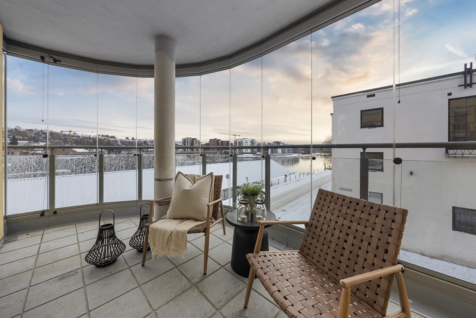 Innglasset balkong med plass til sittegruppe Galleribilde