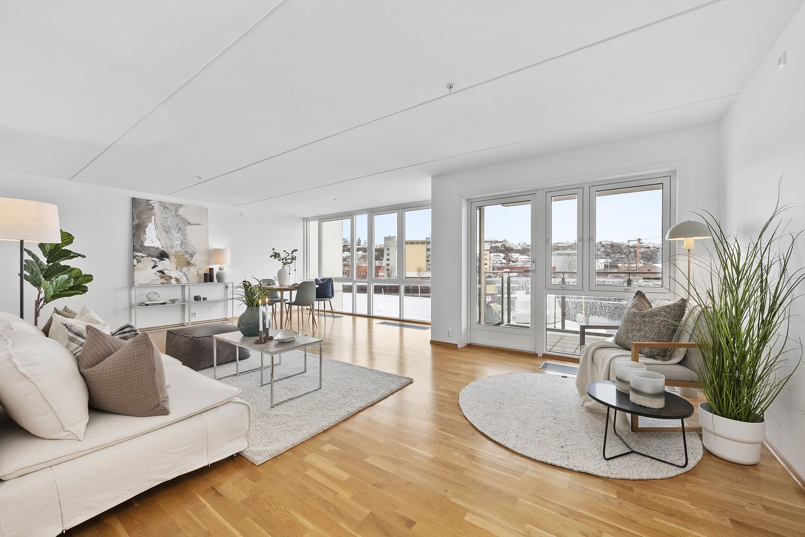 Lys og innbydende stue med gode vindusflater fra gulv til tak som sørger for godt lysinnslipp og fin utsikt Galleribilde