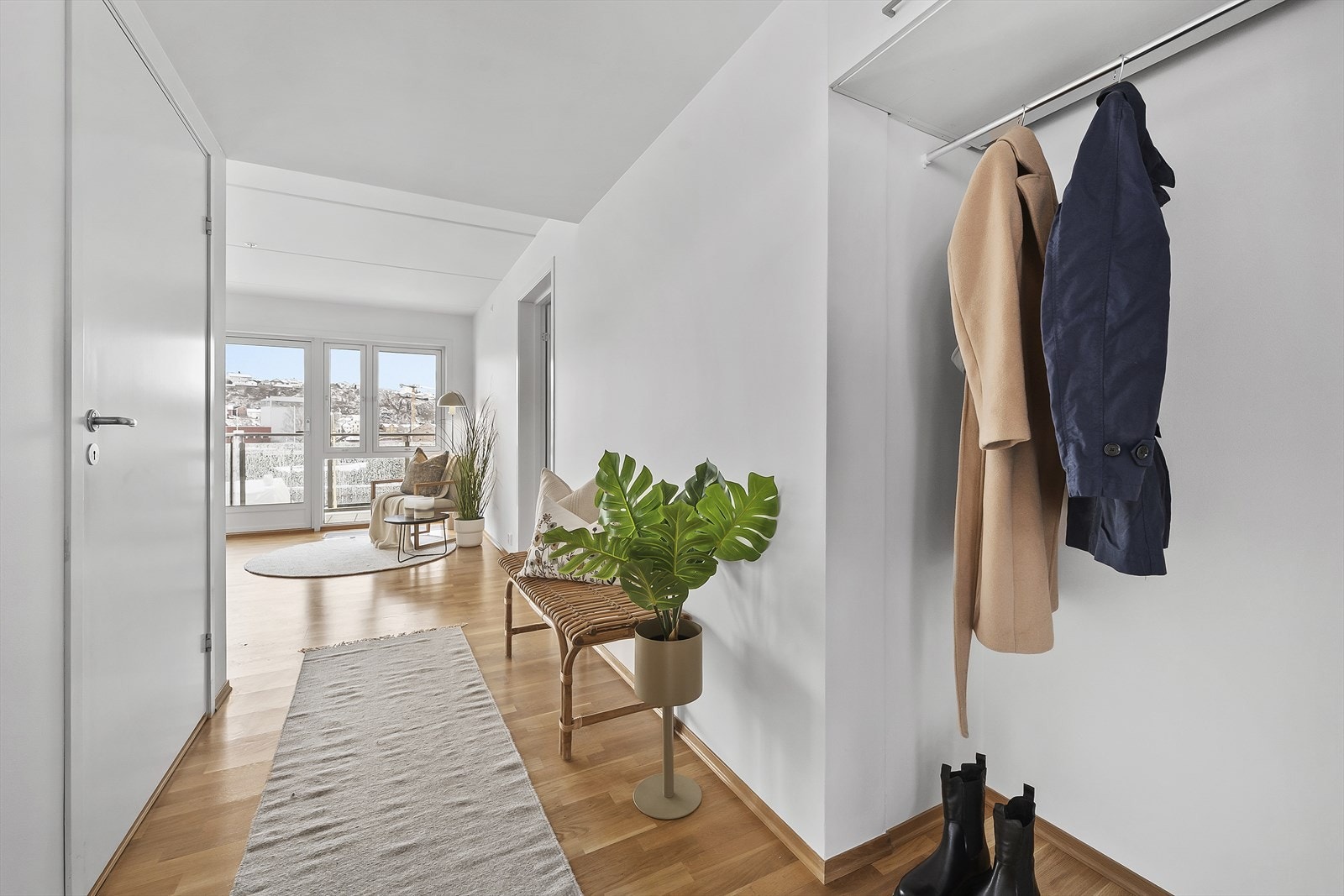 Fra felles svalgang, trer du inn i en lys entré med god plass til sko og yttertøy. Fra entré har du tilgang til bad på venstre side, stue rett frem og gang til høyre Galleribilde