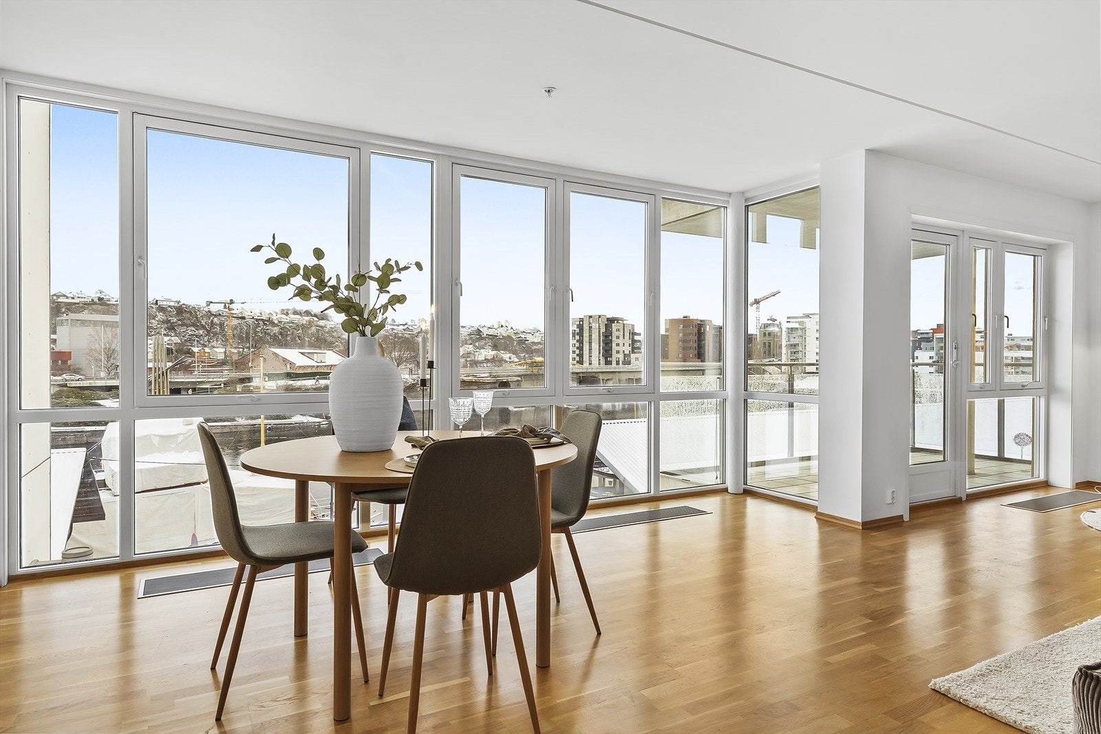 Fra stuen er det utgang til balkong med flott utsikt over Hjellevannet Galleribilde