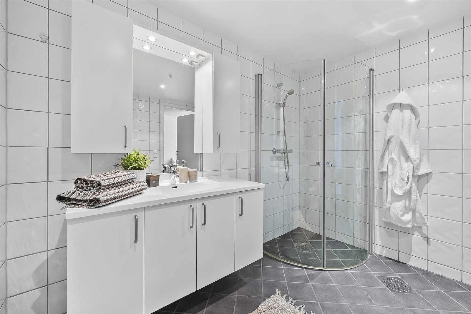 Pent, helfliset baderom med gulvvarme Galleribilde