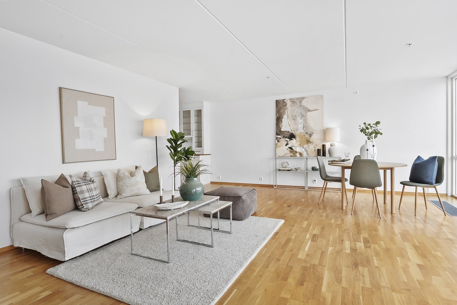 Stuen tilbyr god møbleringsfrihet med plass til sofagruppe og tilhørende møblement, samt spisegruppe Galleribilde