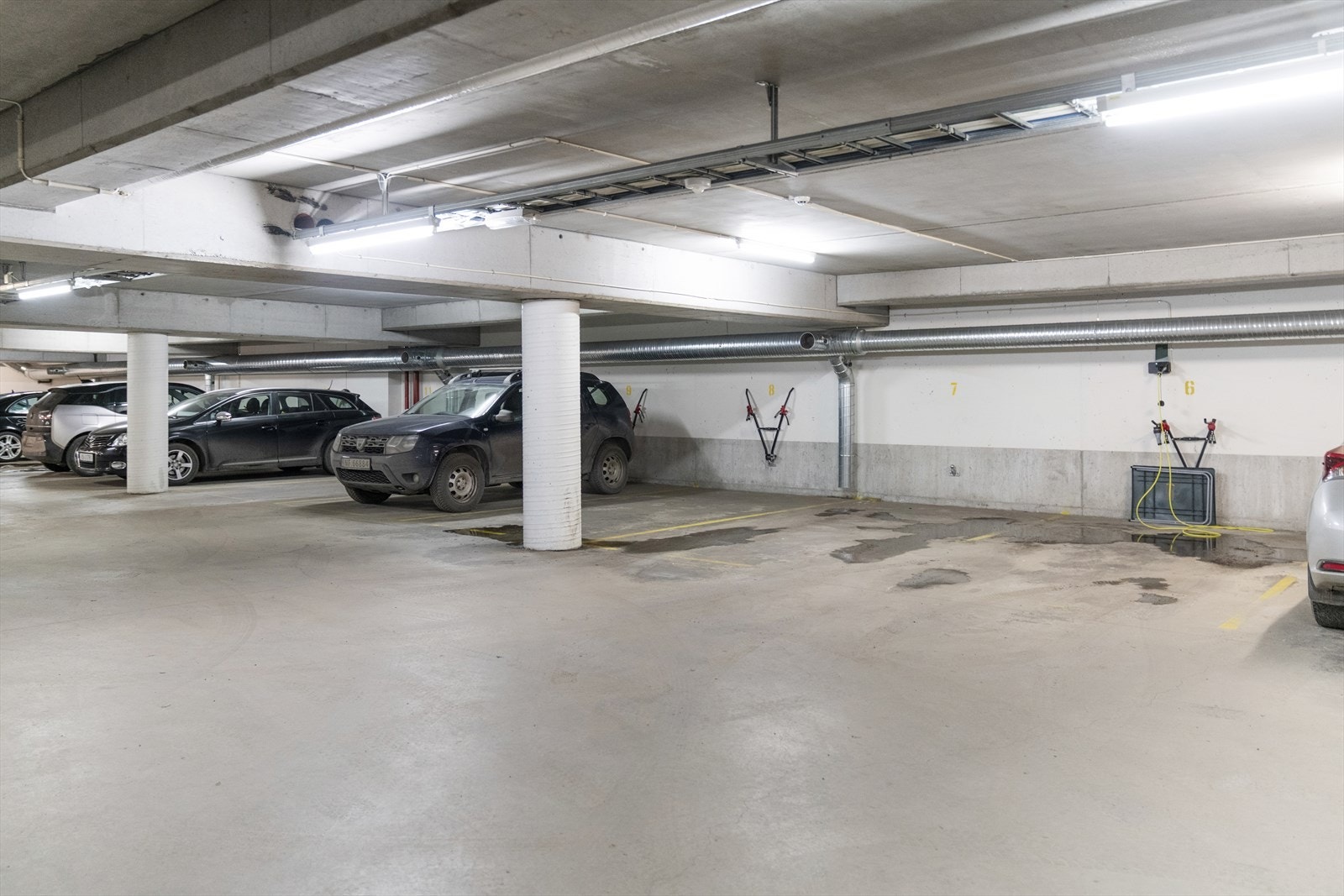 Parkering i felles garasjekjeller. Plass nr. 8 tilhører leiligheten Galleribilde
