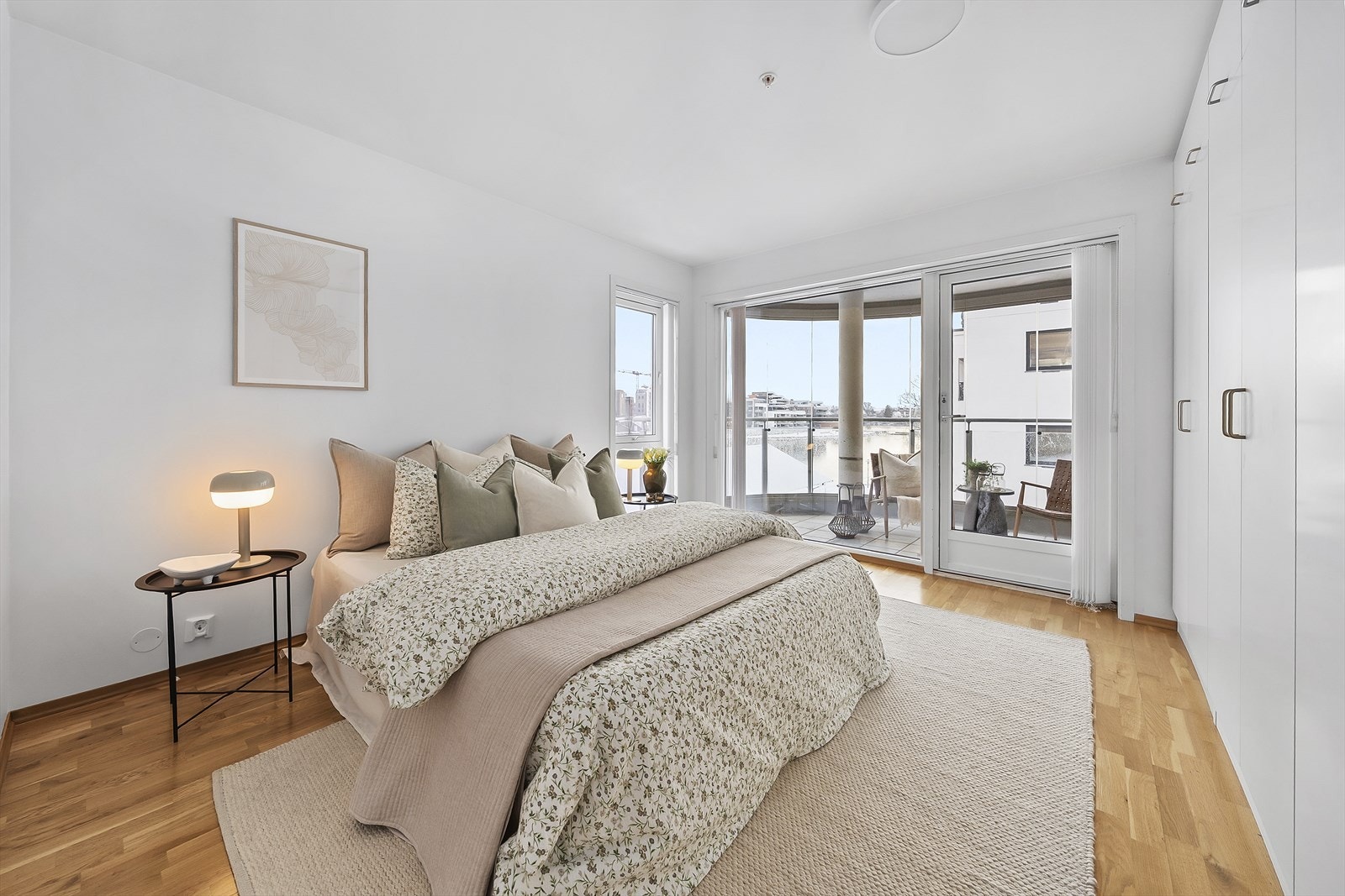 Hovedsoverommet er av god størrelse med plass til dobbeltseng, nattbord og annet soveromsmøblement. Romslig garderobeløsning. Fra soverommet er det utgang til innglasset balkong Galleribilde