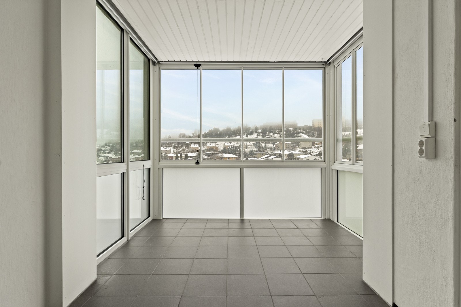 Den innglassede balkongen fungerer som et ekstra rom store deler av året. Galleribilde