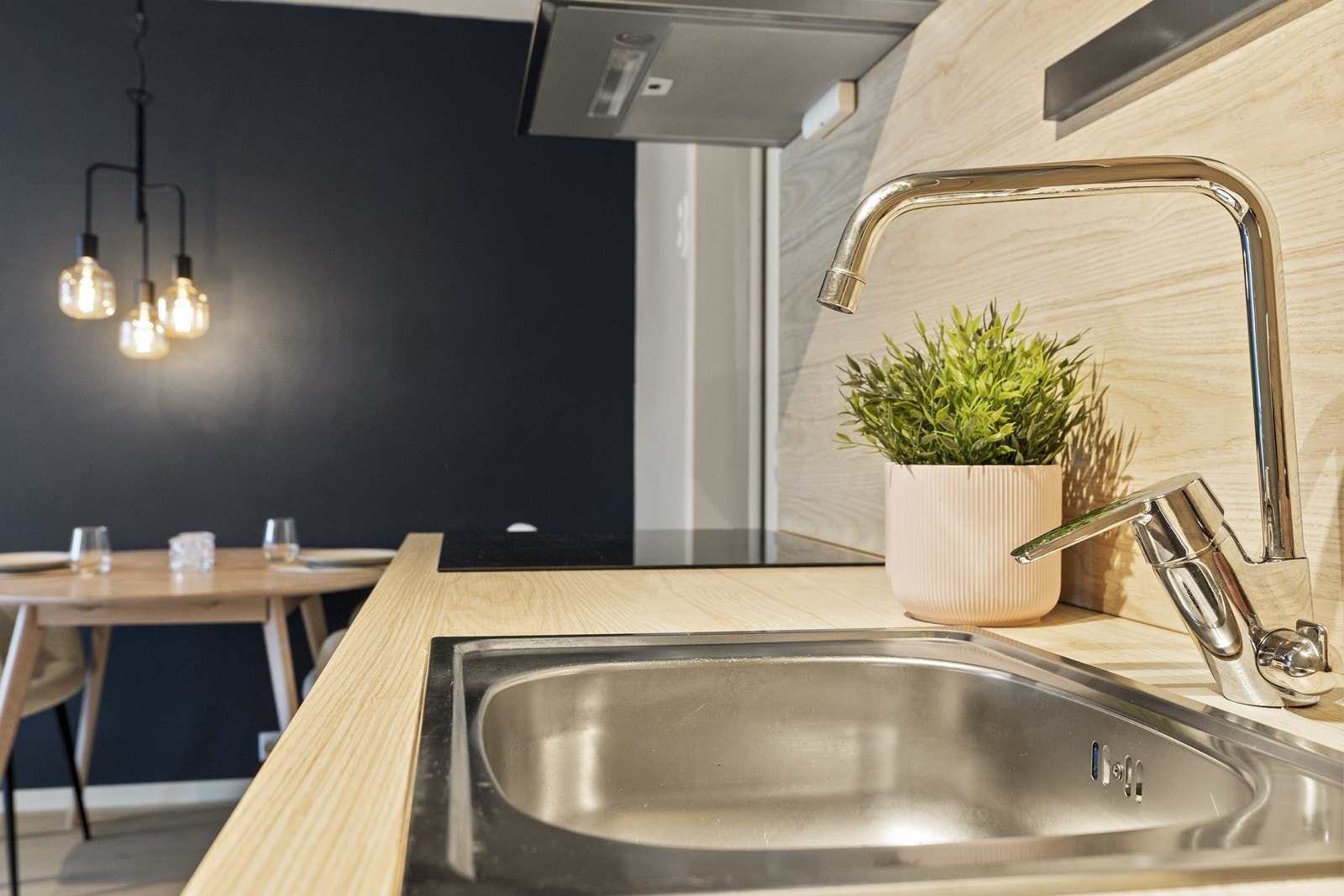 Benkeplaten i trelaminat gir en lun kontrast til de lyse flatene. Galleribilde