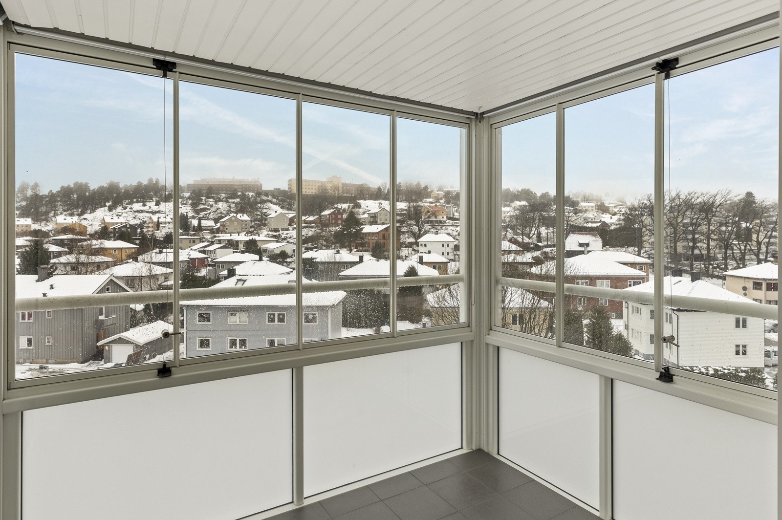 De store glassflatene på balkongen kan åpnes og gir en åpen utsikt. Galleribilde