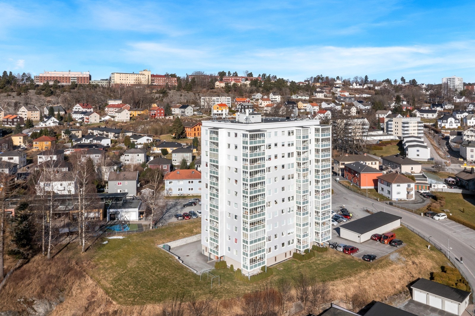 Bygget er plassert høyt i terrenget, med utsikt over nærområdet. Galleribilde