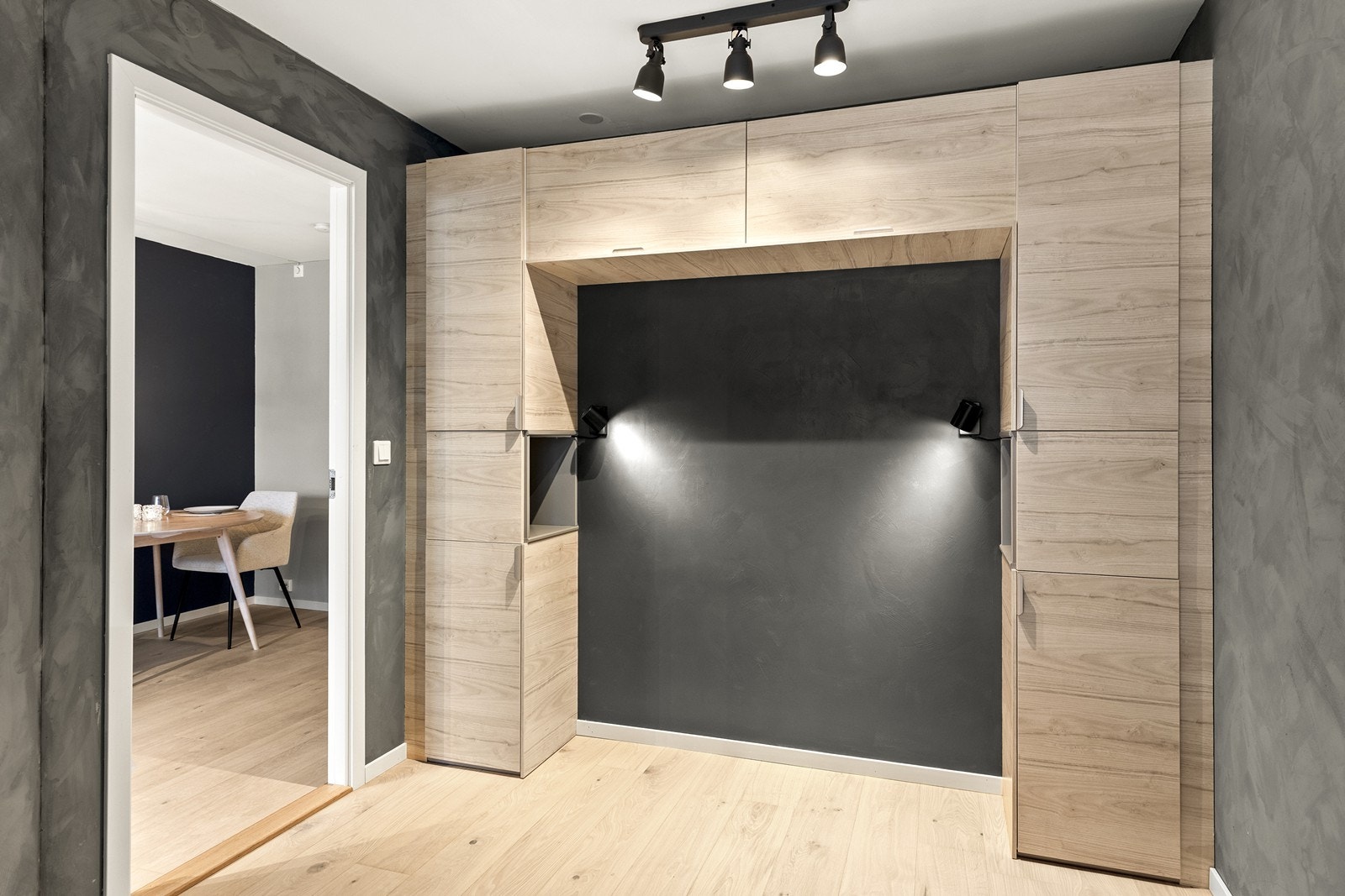 Soverommet har en plassbygd sengeløsning med rikelig integrert skapplass. Galleribilde