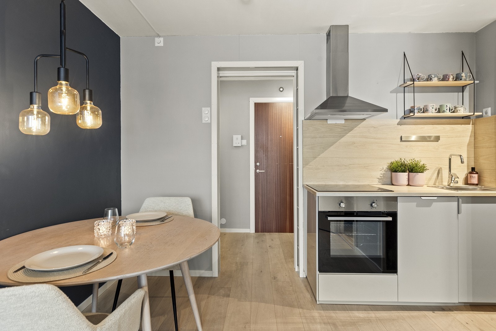 Kjøkkeninnredningen er moderne med glatte fronter og integrert stekeovn. Galleribilde