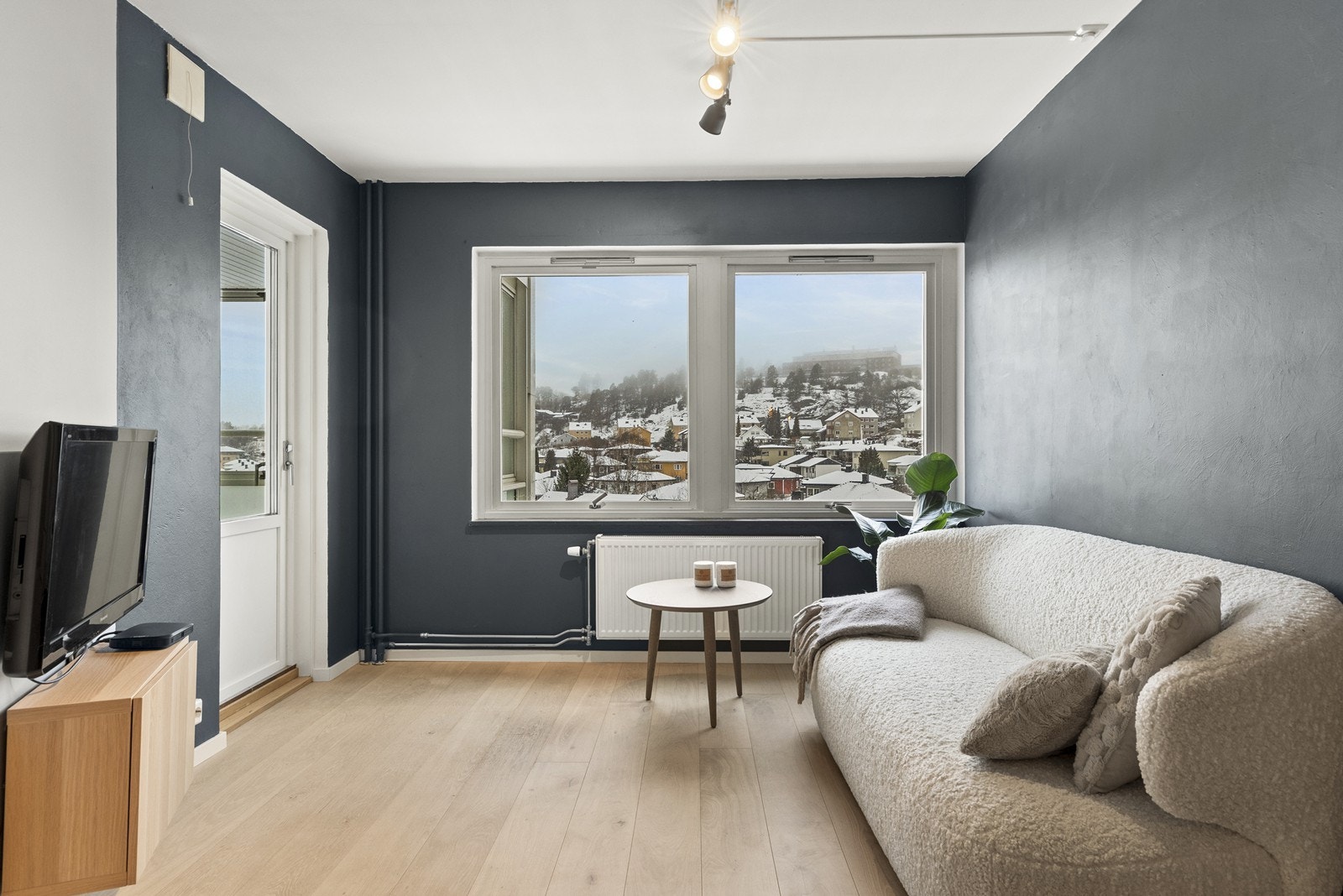 Store vindusflater gir godt med naturlig lys og utsikt over nærområdet. Galleribilde