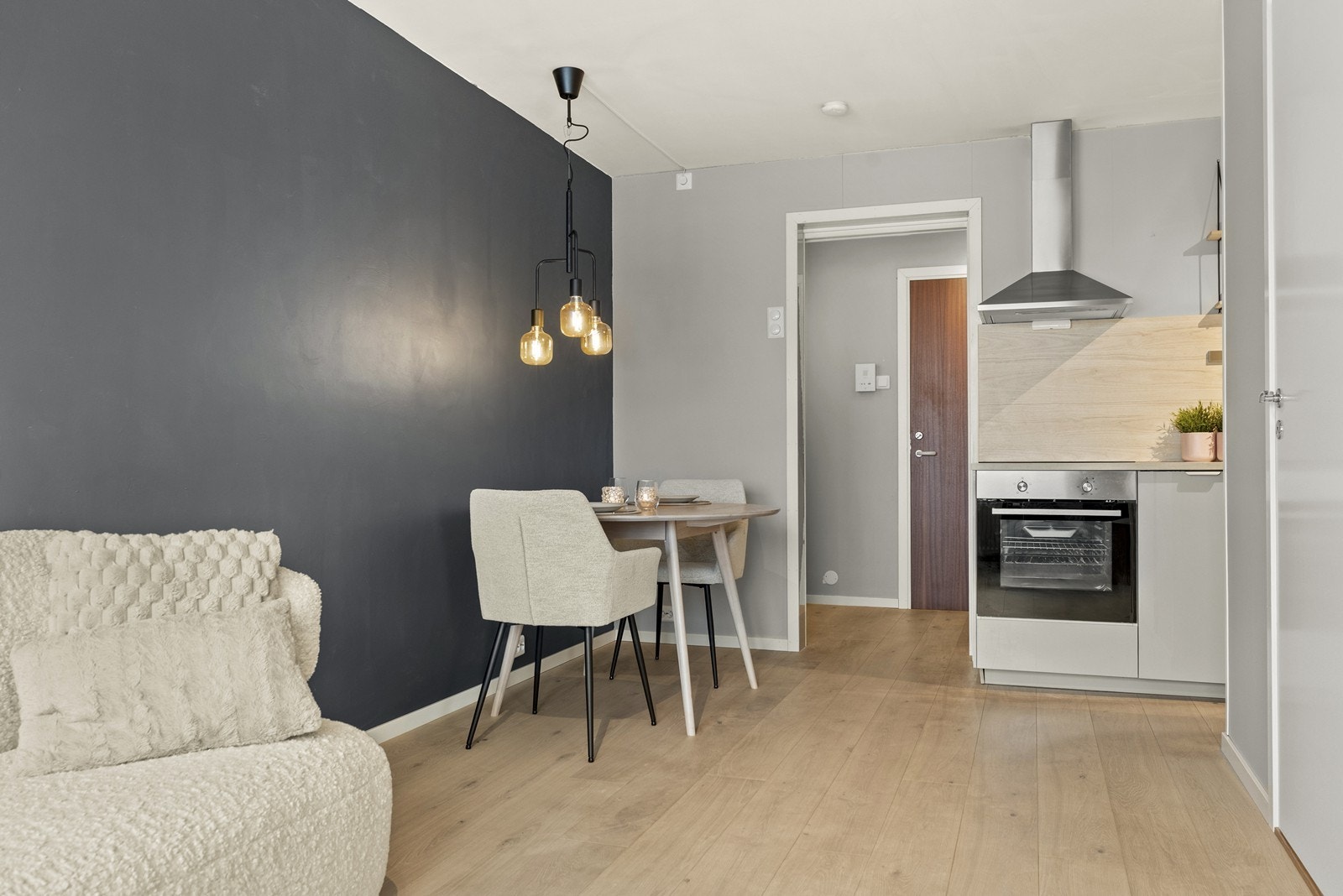 Leiligheten har en åpen planløsning mellom stue og kjøkken. Galleribilde