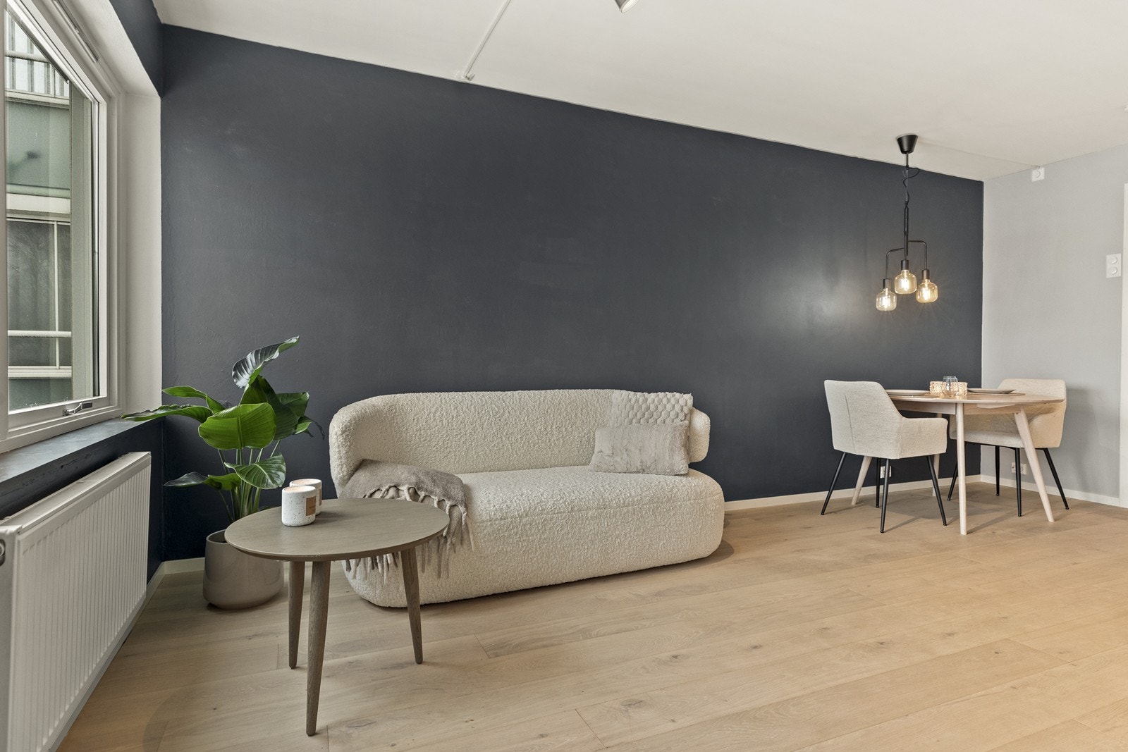 En mørk kontrastvegg gir rommet karakter og dybde. Galleribilde