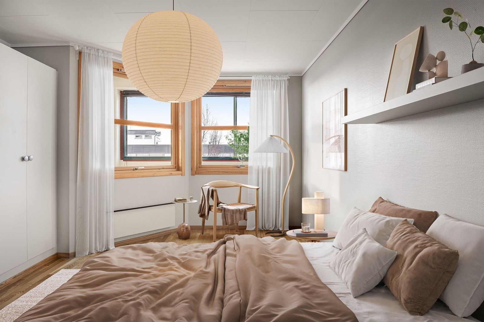 Hovedsoverommet er malt i lyse, delikate farger og har god plass til dobbeltseng med tilhørende nattbord. Galleribilde