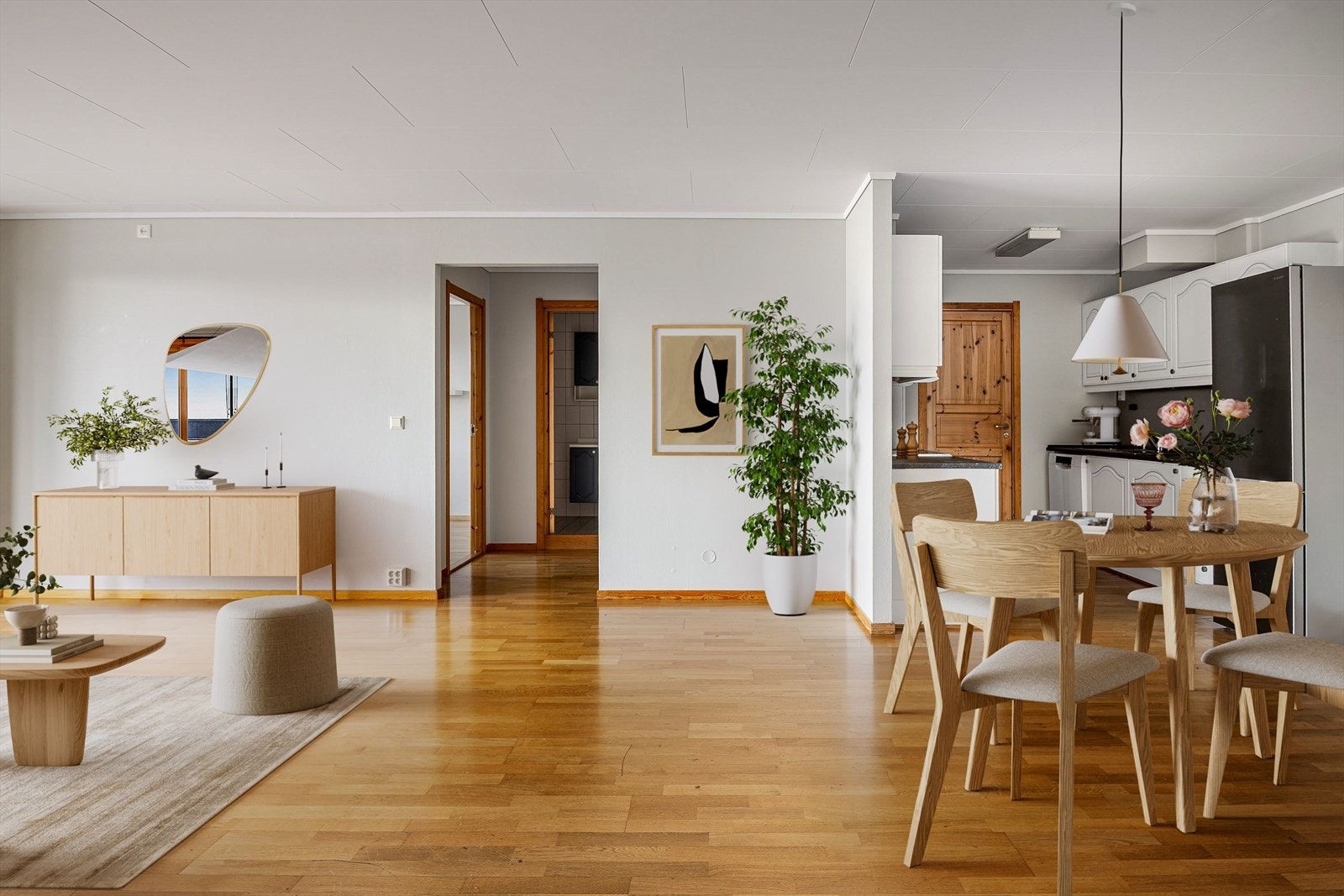 Stuen har en åpen og luftig åpning med spisestuen og kjøkkenet. Galleribilde