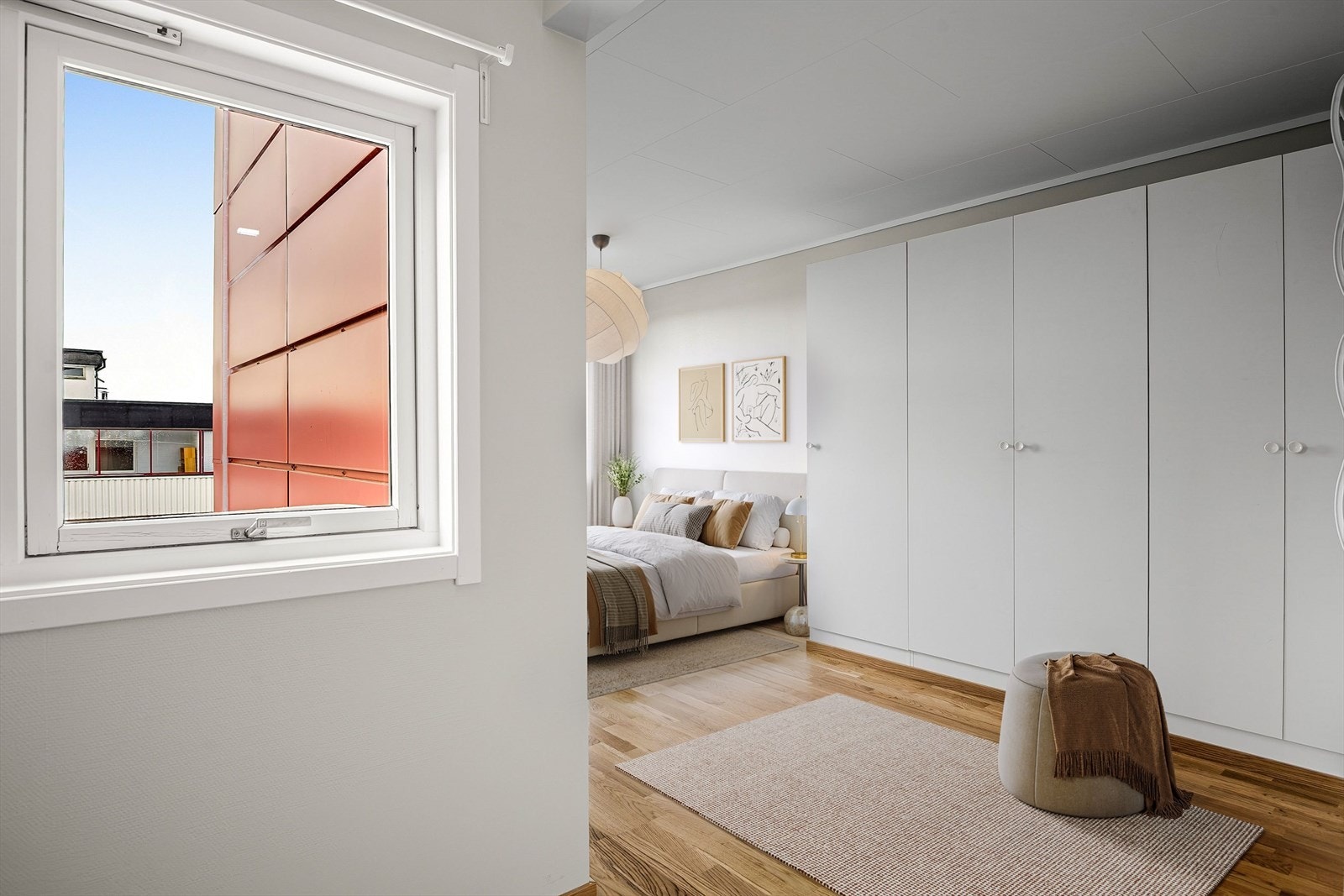 Leiligheten har 2 soverom. Hovedsoverommet er innredet med et stort, medfølgende garderobeskap. Galleribilde