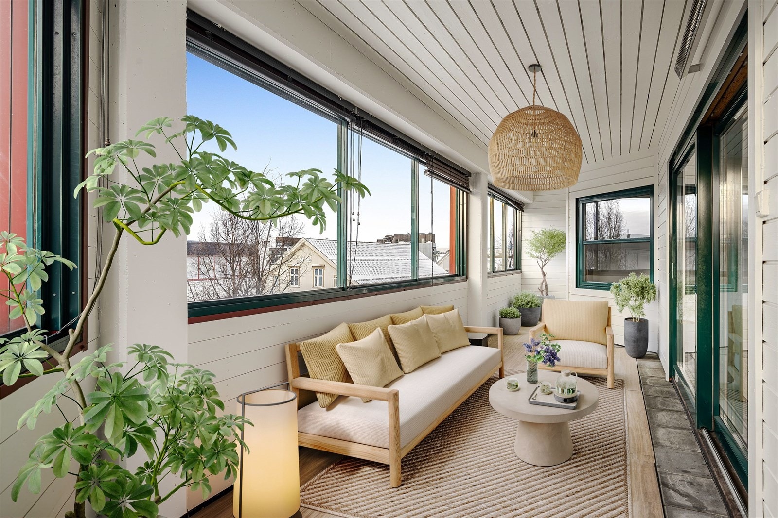 Fra stuen er det utgang til en stor, innglasset balkong på ca. 18 kvm med store vinduer og solskjerming. Galleribilde