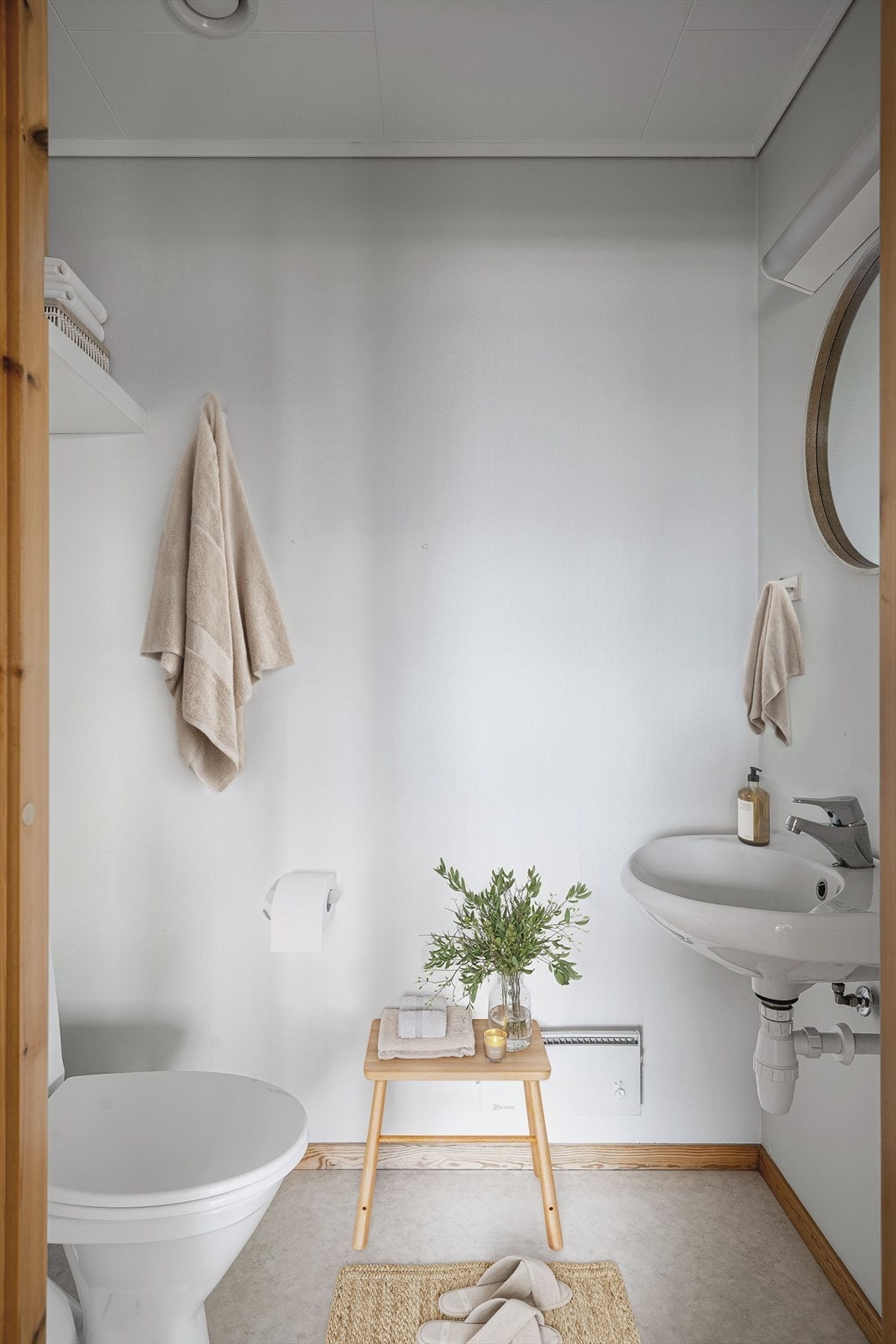 Separat toalettrom med toalett og servant. Det er også et eget vaskerom i leiligheten. Galleribilde