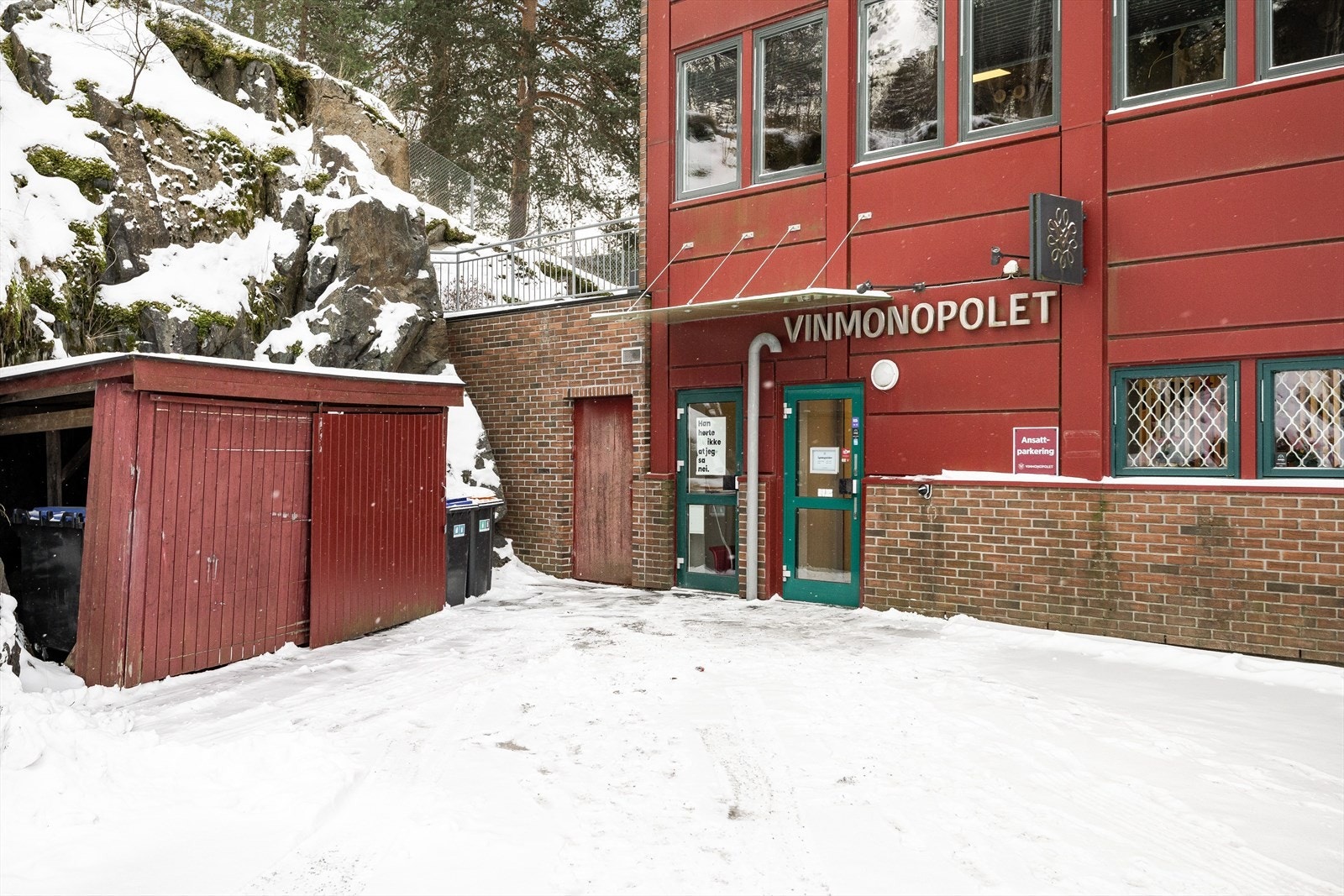 Inngang også mulig fra bakgården, hvor det også er felles søppelskur. Galleribilde