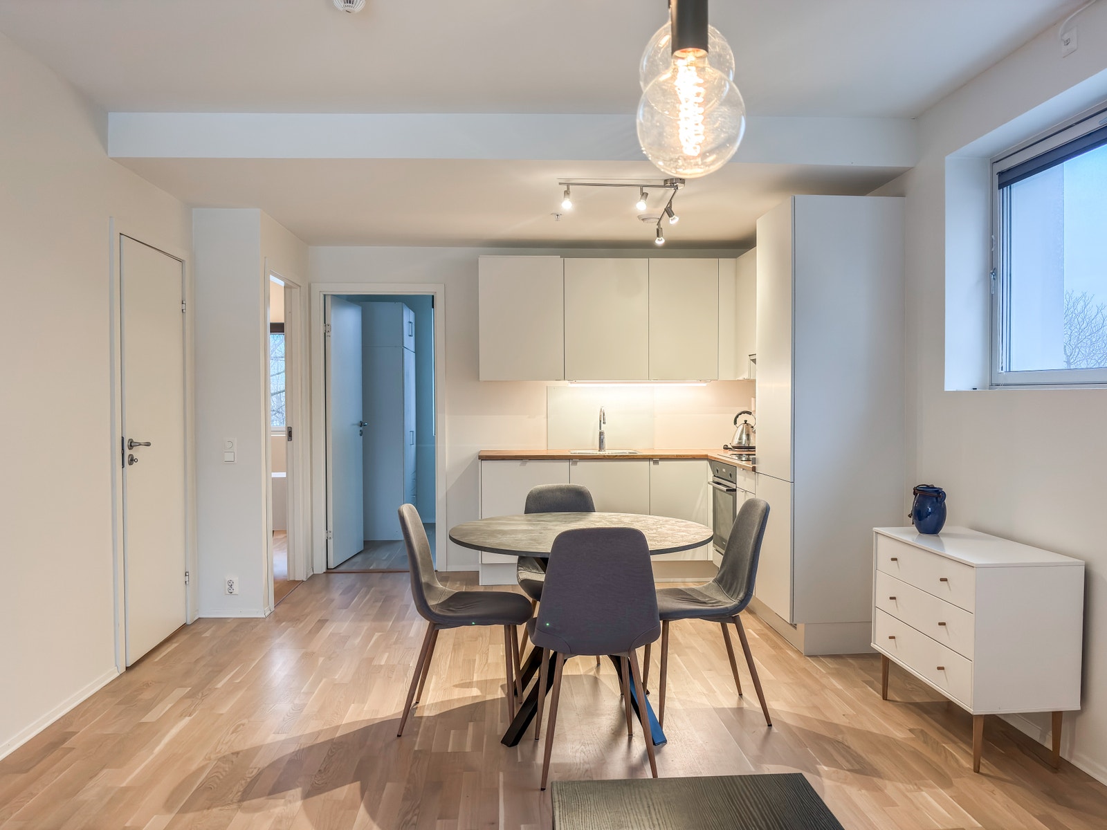 Kjøkkenet og stuen har åpen løsning. Galleribilde