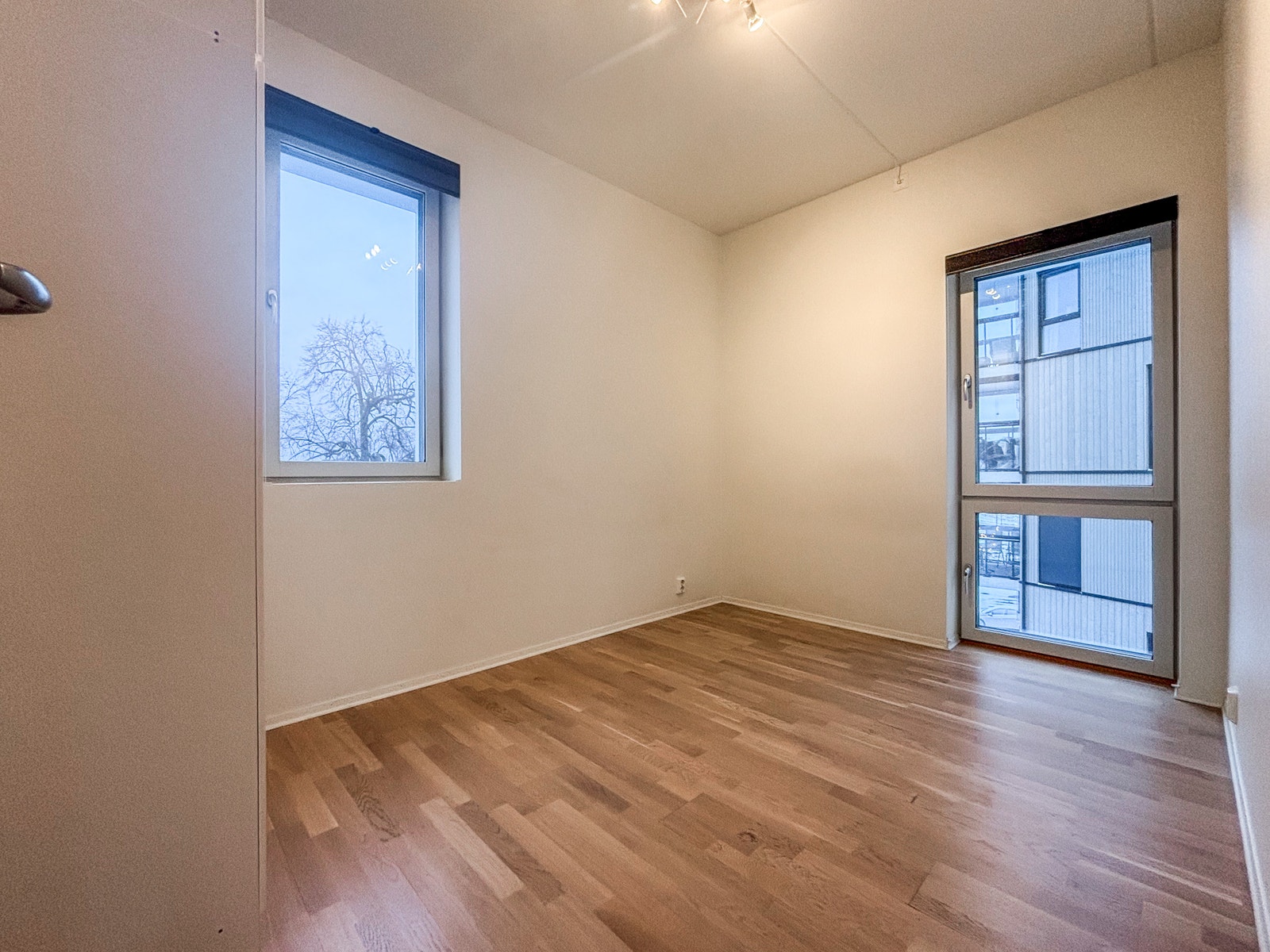 Soverom nr. 2. Lyst og pent soverom med klesskap. Galleribilde